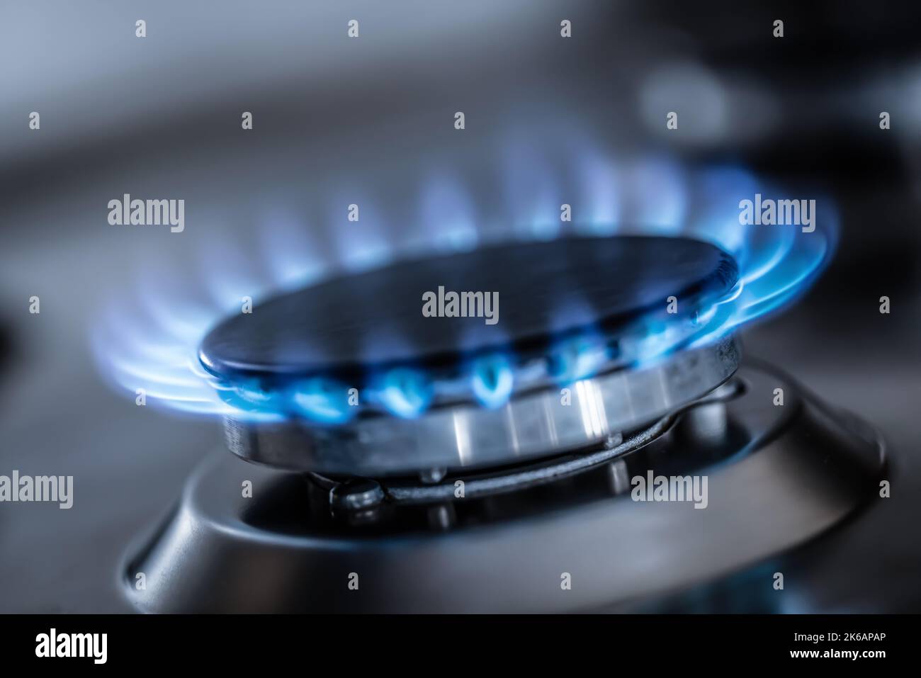 Der Gasbrenner brennt mit der blauen Flamme eines Propan-Butan-Ofens in einer Hausküche oder im Hotelrestaurant. Stockfoto