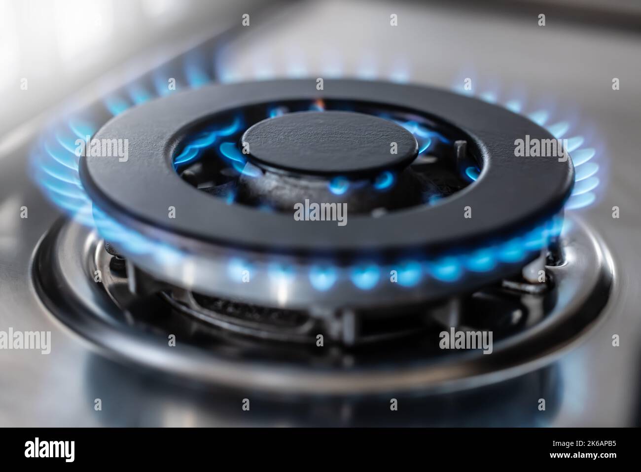 Der Gasbrenner brennt mit der blauen Flamme eines Propan-Butan-Ofens in einer Hausküche oder im Hotelrestaurant. Stockfoto