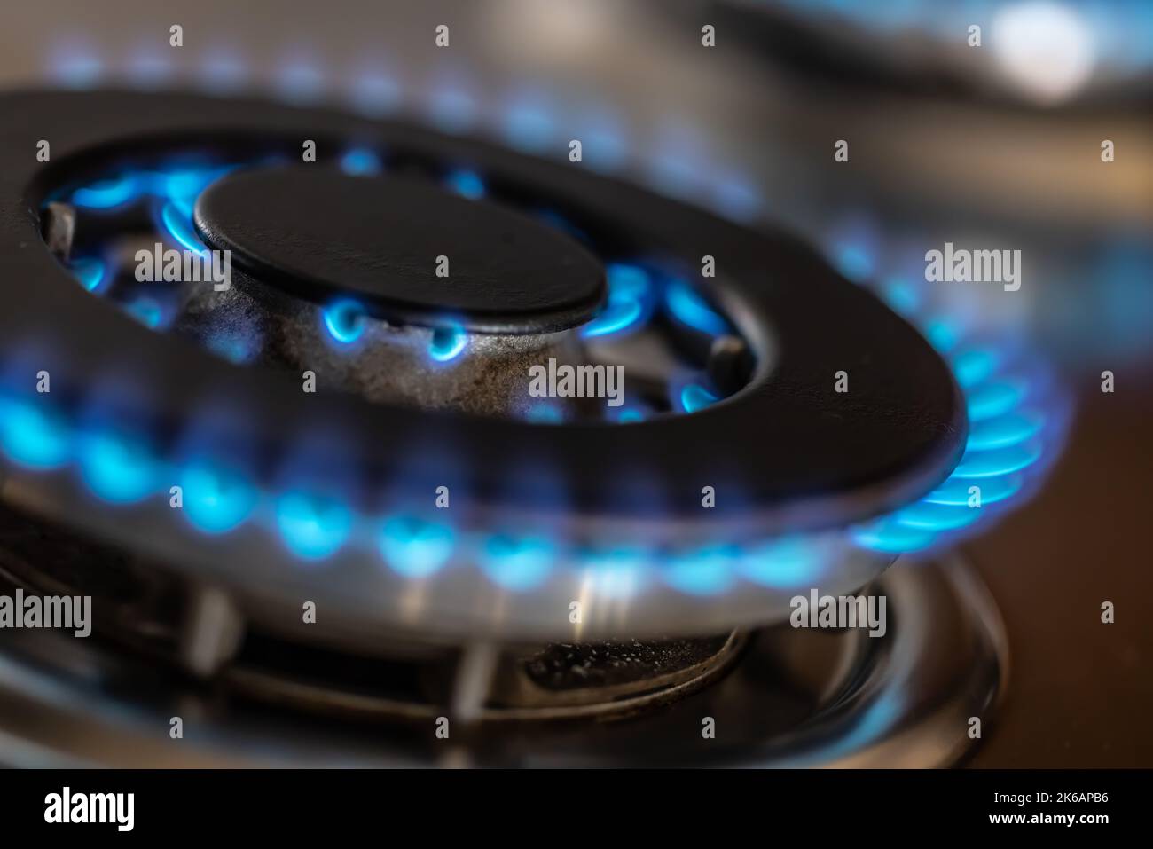 Der Gasbrenner brennt mit der blauen Flamme eines Propan-Butan-Ofens in einer Hausküche oder im Hotelrestaurant. Stockfoto