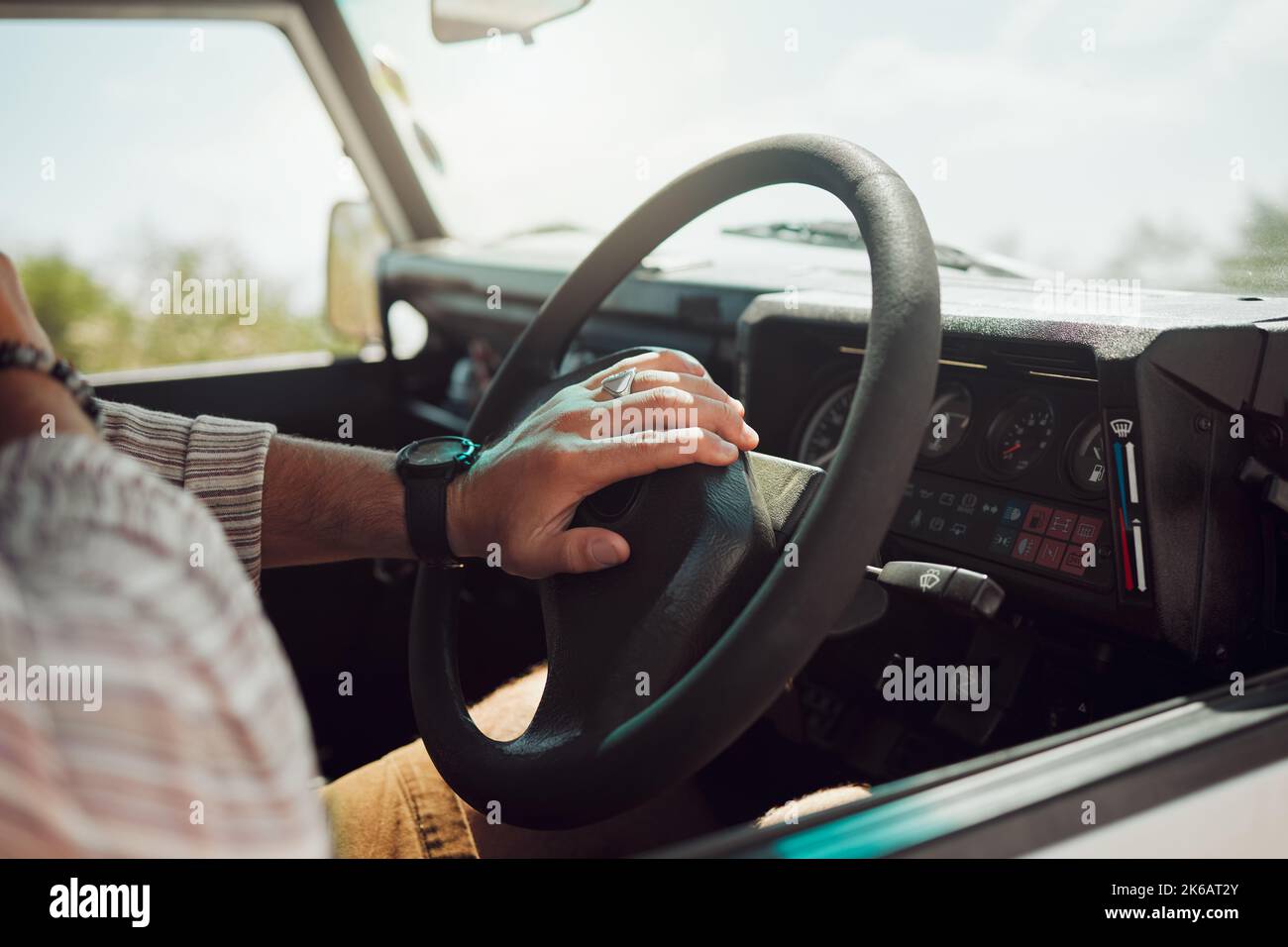 Lenkradhände drücken bei Fahrt, Stau und Fahrt auf die Hupe des Fahrzeugs. Nahaufnahme Reisemann, Taxifahrer und Kraftfahrzeug Transport Sound für Stockfoto