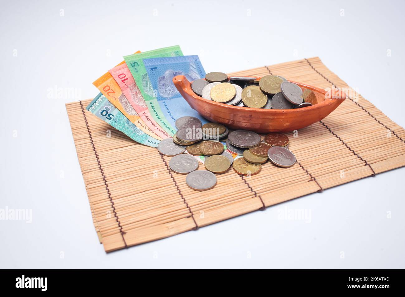 Malaysia Ringgit Note und Münzen isoliert auf weißem Hintergrund. Geschäfts- und Finanzkonzept. Selektiver Fokus. Speicherplatz kopieren. Stockfoto