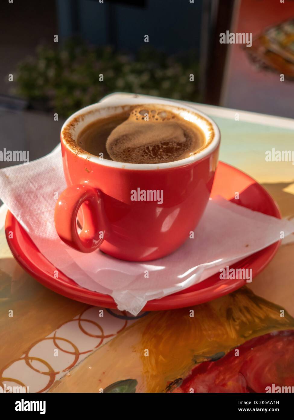 Griechischer Kaffee Ellinikos Kafes oder türkischer Kaffee, serviert mit Schaum und Blasen auf der Oberseite, Kaimaki in der Tasse auf der Kykladen-Insel, Griechenland. Beginnen Sie den Tag traditionell. V Stockfoto
