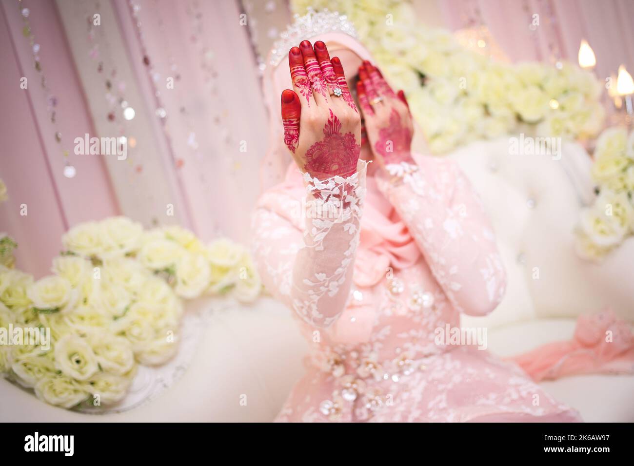 Malaiisches Brauthenna, wunderschön und einzigartig geschnitzt. Selektiver Fokus. Stockfoto