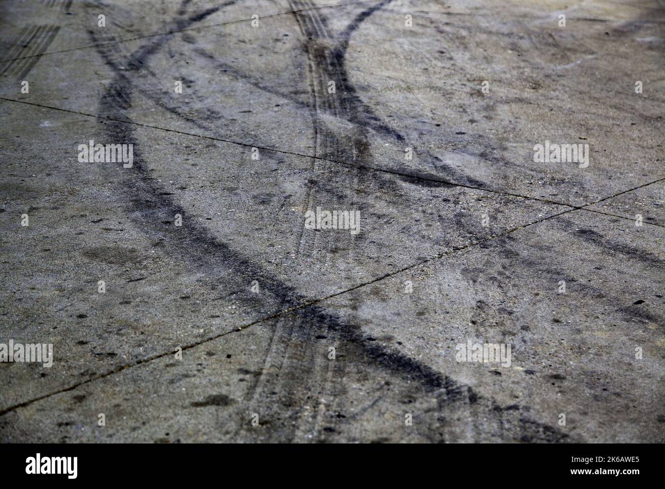 Detail der Reifenspuren auf einer Straße, illegale Autorennen Stockfoto