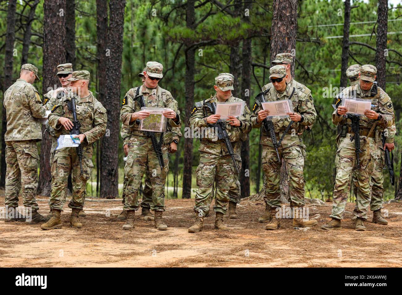 North Carolina, USA. 29. September 2022. US-Soldaten, die beim Army Best Squad Competition teilnehmen, nehmen am Landnavigationskurs in Fort Bragg, North Carolina, am 29. September 2022 Teil. Der Army Best Squad Competition testet Soldaten auf ihre individuelle und kollektive Fähigkeit, sich an herausfordernde Szenarien und Ereignisse zur Kampfbereitschaft anzupassen und diese zu überwinden, die ihre körperliche und geistige Ausdauer, ihre technischen und taktischen Fähigkeiten sowie ihre grundlegenden Kampfkünste unter Stress und extremer Müdigkeit testen. Kredit: U.S. Army/ZUMA Press Wire Service/ZUMAPRESS.com/Alamy Live Nachrichten Stockfoto