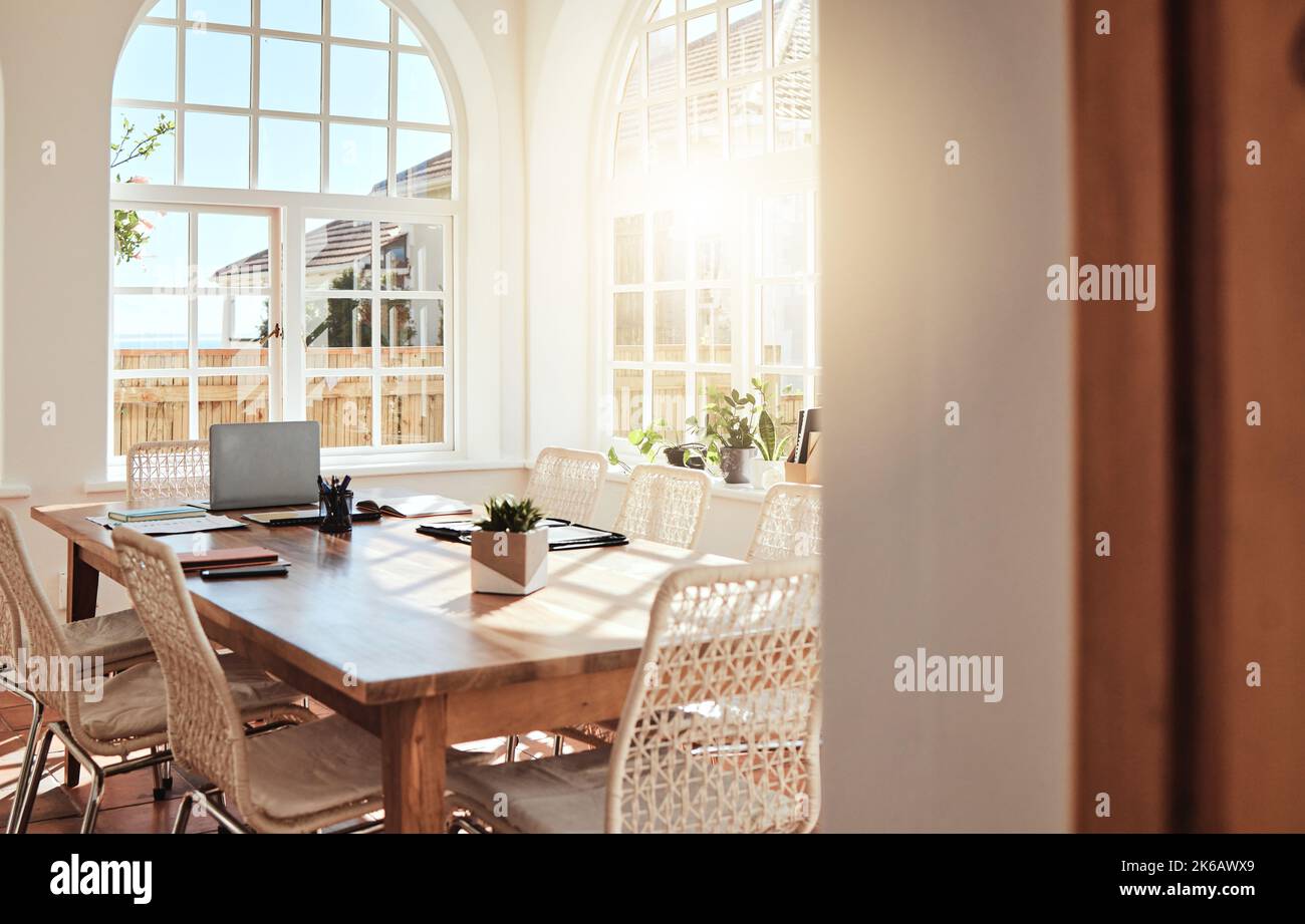 Leere, hölzerne und luxuriöse Inneneinrichtung im Speisesaal im Sommer in einem Hotel, Haus oder Apartment mit elegantem Stil. Hartholztisch, Möbel und Stockfoto