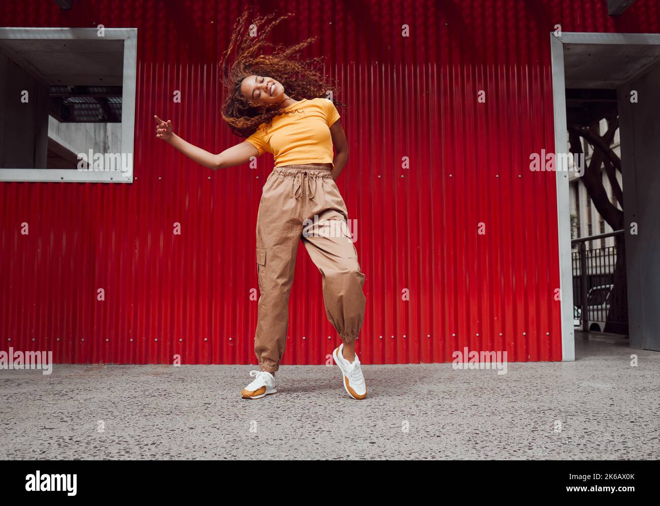 Stadt, Hip-Hop-Tanz und eine schwarze Stadtfrau in Streetwear, die draußen in Sao Paulo tanzt. Musik, Tänzerin und ein cooles fröhliches Latino-Mädchen mit Outdoor Stockfoto