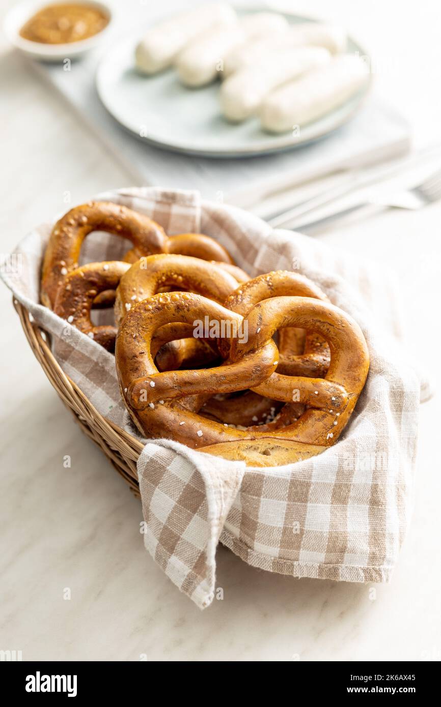 bayrische Brezeln auf dem Küchentisch gebacken. Stockfoto