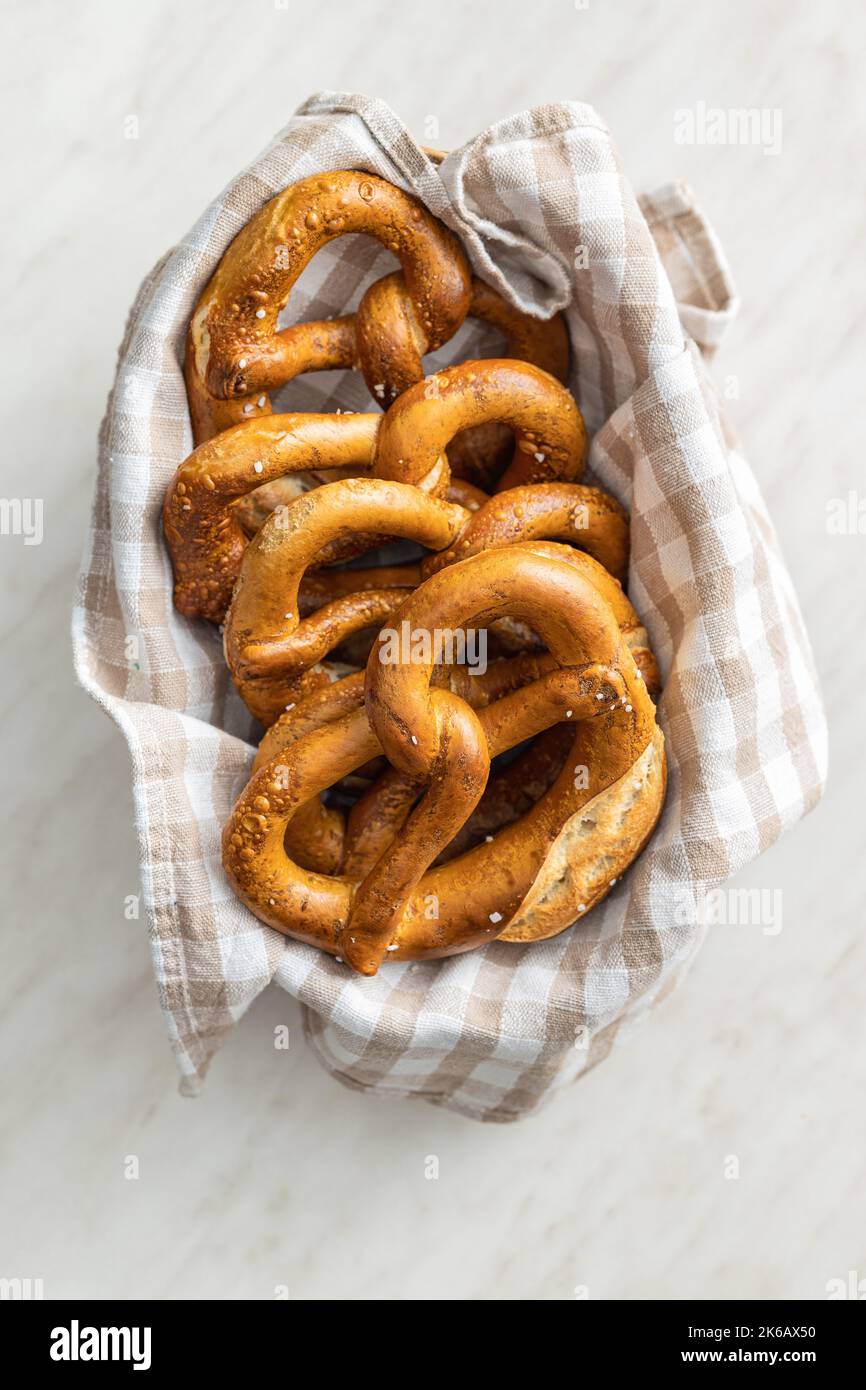 bayrische Brezeln auf der karierten Serviette gebacken. Draufsicht. Stockfoto