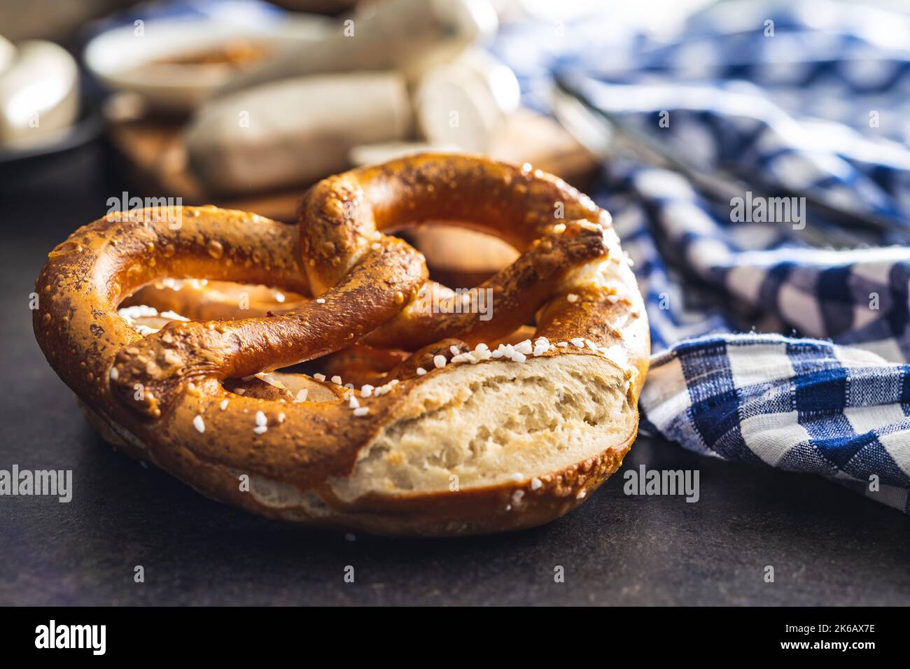 bayrische Brezeln auf dem schwarzen Tisch gebacken. Stockfoto