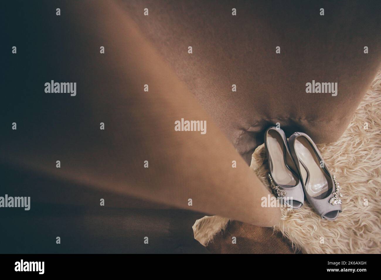 Hochzeitskonzept. Brautschuhe. Hochzeitsschuhe. Stockfoto