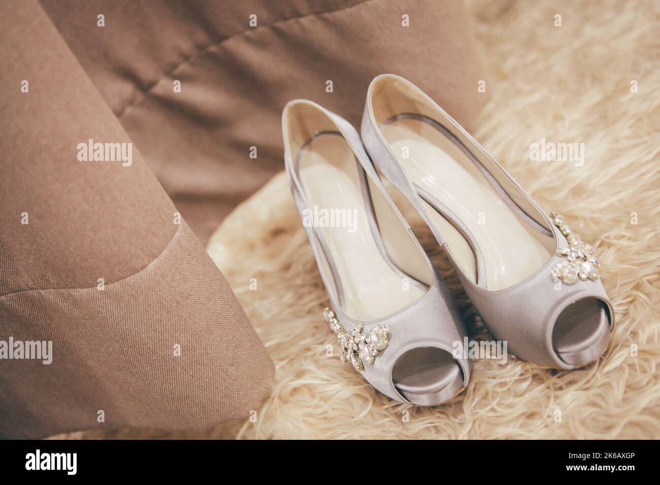 Hochzeitskonzept. Brautschuhe. Hochzeitsschuhe. Stockfoto