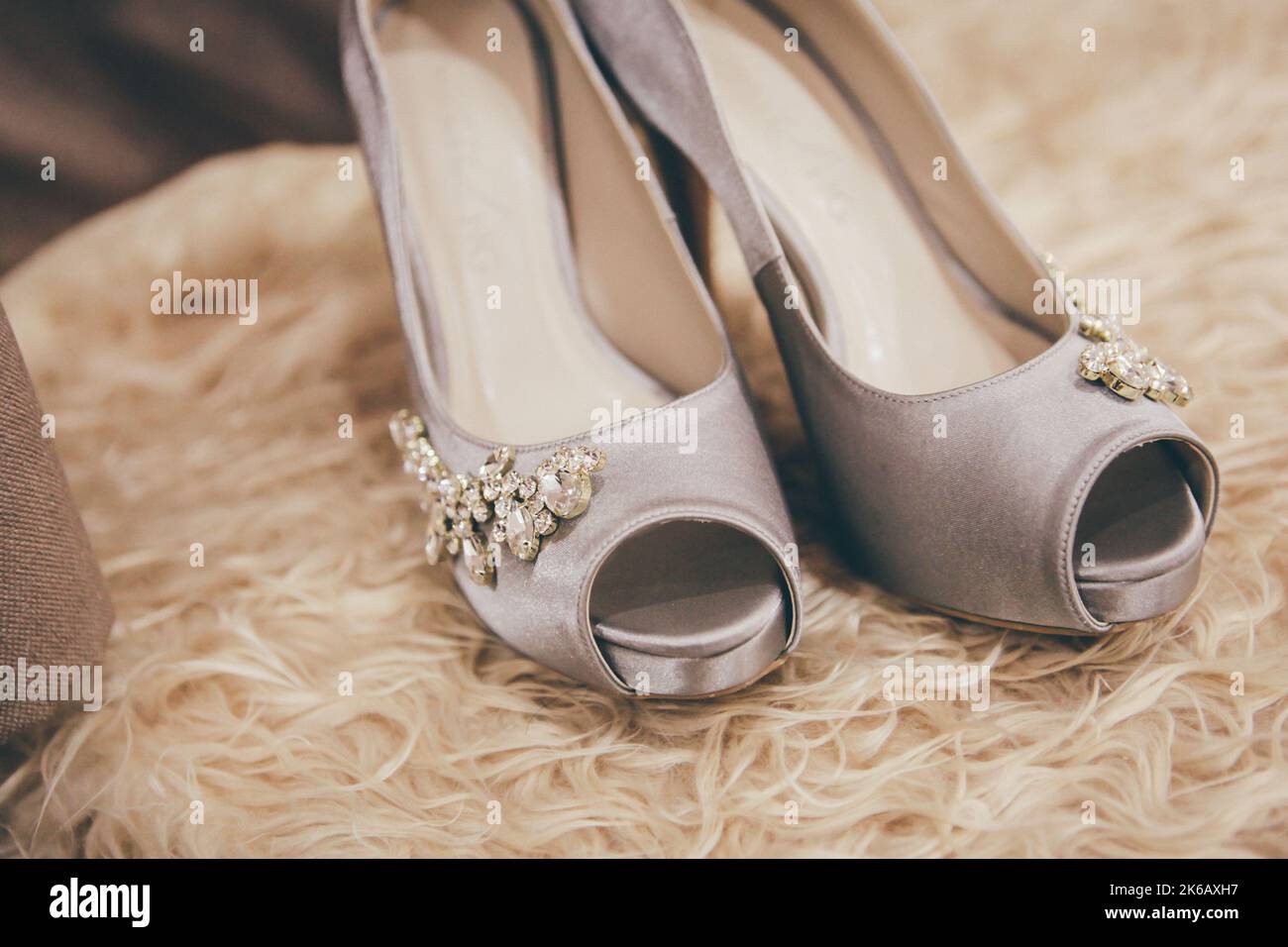 Hochzeitskonzept. Brautschuhe. Hochzeitsschuhe. Stockfoto