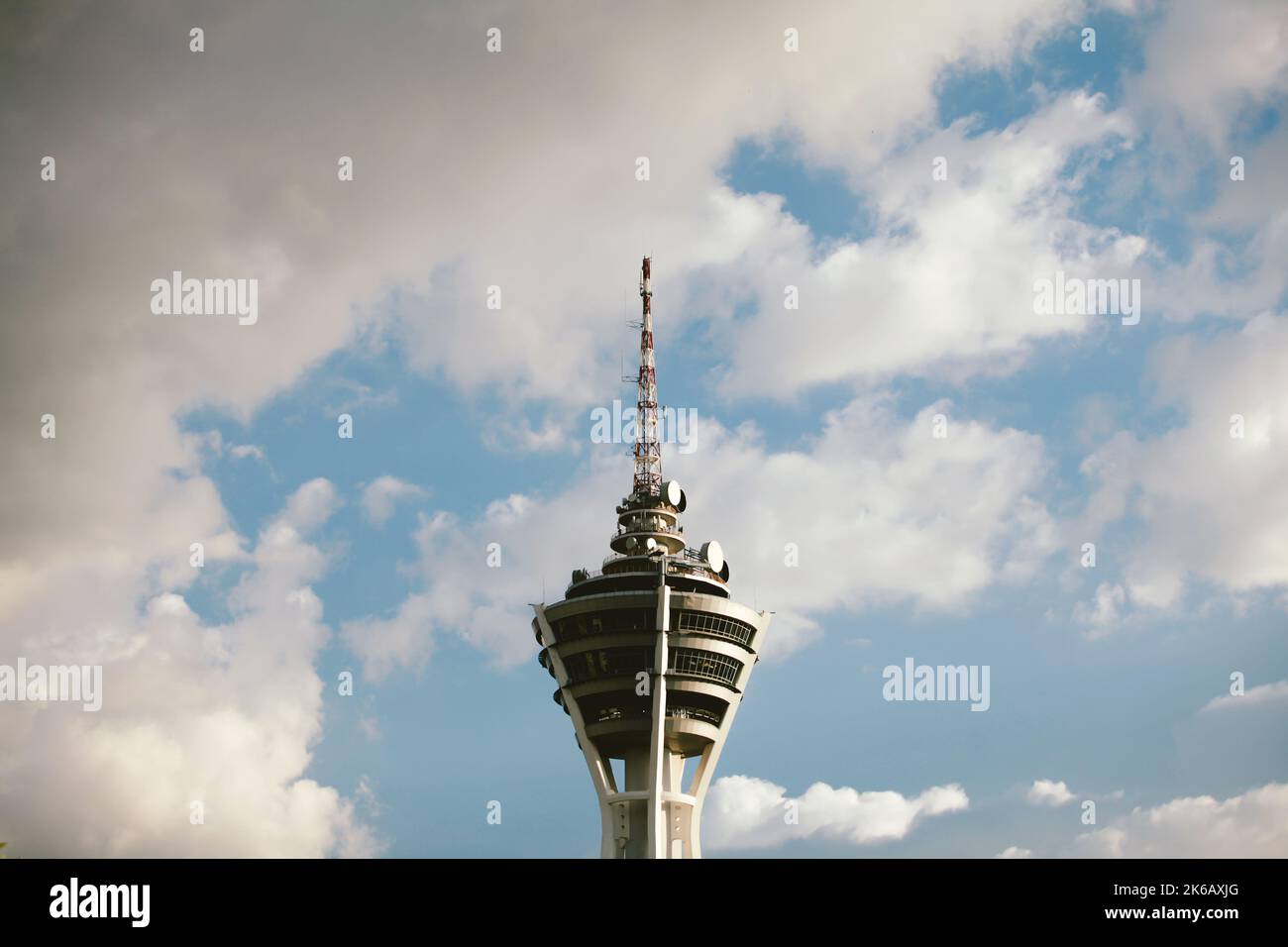 PERLIS, MALAYSIA - Oktober , 2017: Alor Setar Tower, Telekommunikationsturm in Alor Setar mit der Wolke und dem blauen Himmel in Kedah, Malaysia. Stockfoto