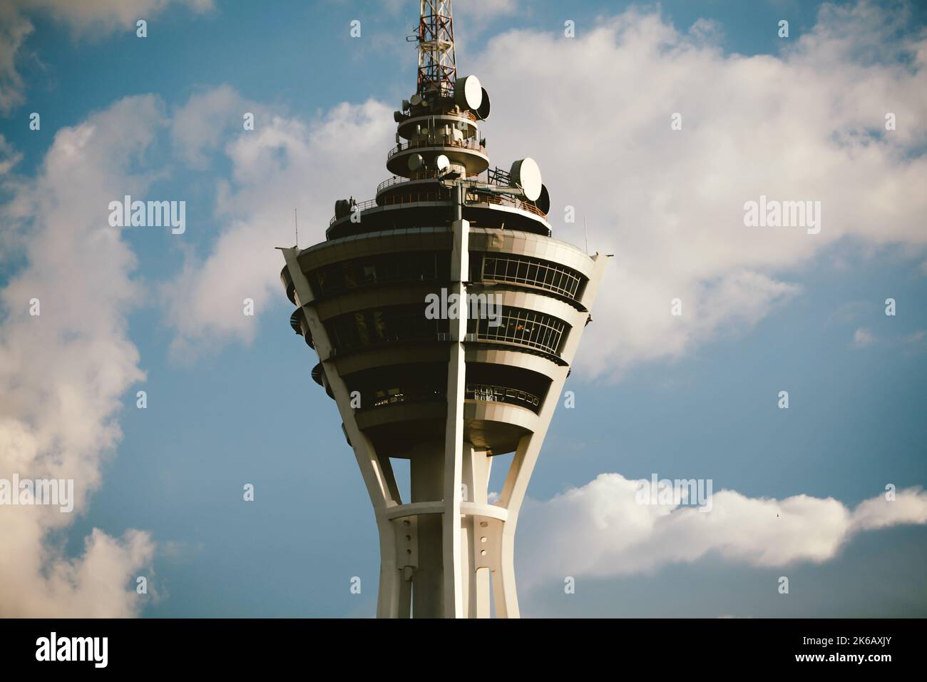PERLIS, MALAYSIA - Oktober , 2017: Alor Setar Tower, Telekommunikationsturm in Alor Setar mit der Wolke und dem blauen Himmel in Kedah, Malaysia. Stockfoto