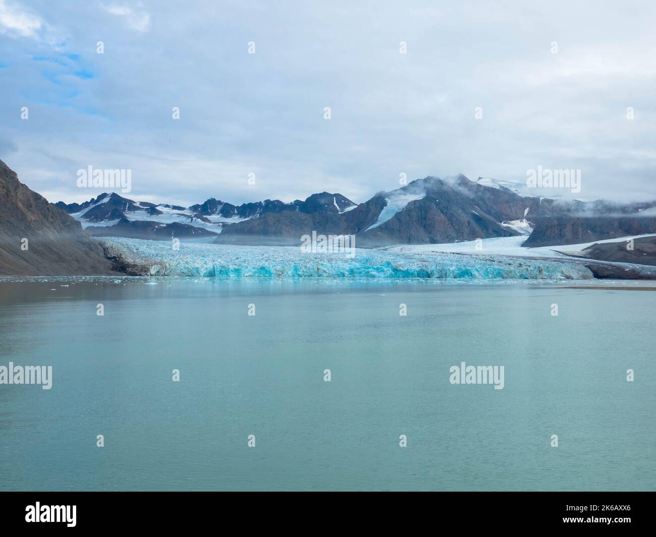 Panoramablick auf den 14.. Juli-Gletscher oder den Fjortende Julibreen. Ist ein schöner Gletscher, der im Nordwesten Spitzbergens gefunden wurde. Stockfoto