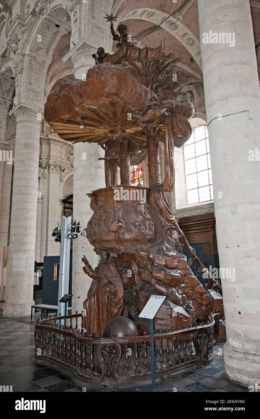 Alte hölzerne Kanzel (1757), die dem Heiligen Domenico in der Kirche des Heiligen Johannes des Täufers in der Beguinage, Brüssel, Belgien, gewidmet ist Stockfoto