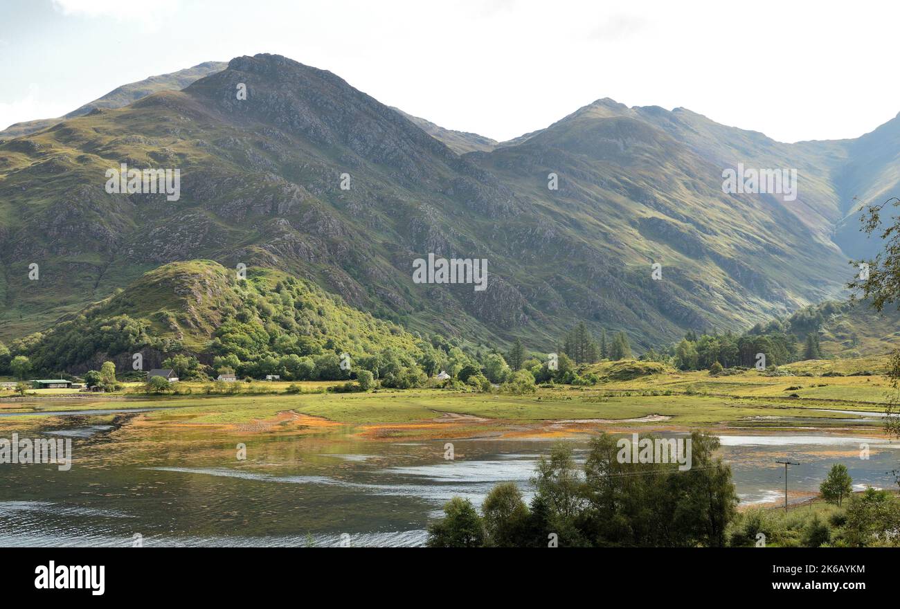 Zwei der fünf Schwestern von Kintail mit Blick auf einen Abschnitt des Loch Duich, Western Highlands, Schottland, Großbritannien. Stockfoto