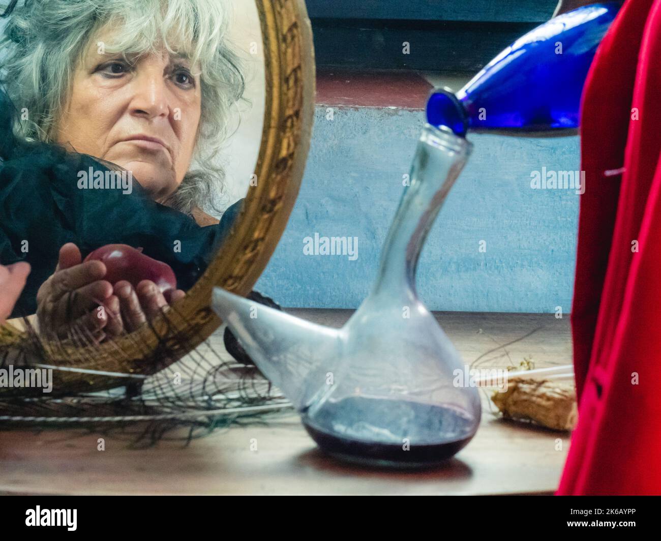 Böse Frau in der Nacht böse Dressing Wraith Geist Thema am Spiegel Stockfoto