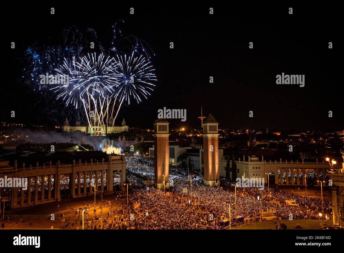 Pyromusical und Feuerwerk von La Mercè 2022 auf der Maria Cristina Avenue in Barcelona (Katalonien, Spanien) ESP: Piromusical y fuegos artificiales, Barcelona Stockfoto