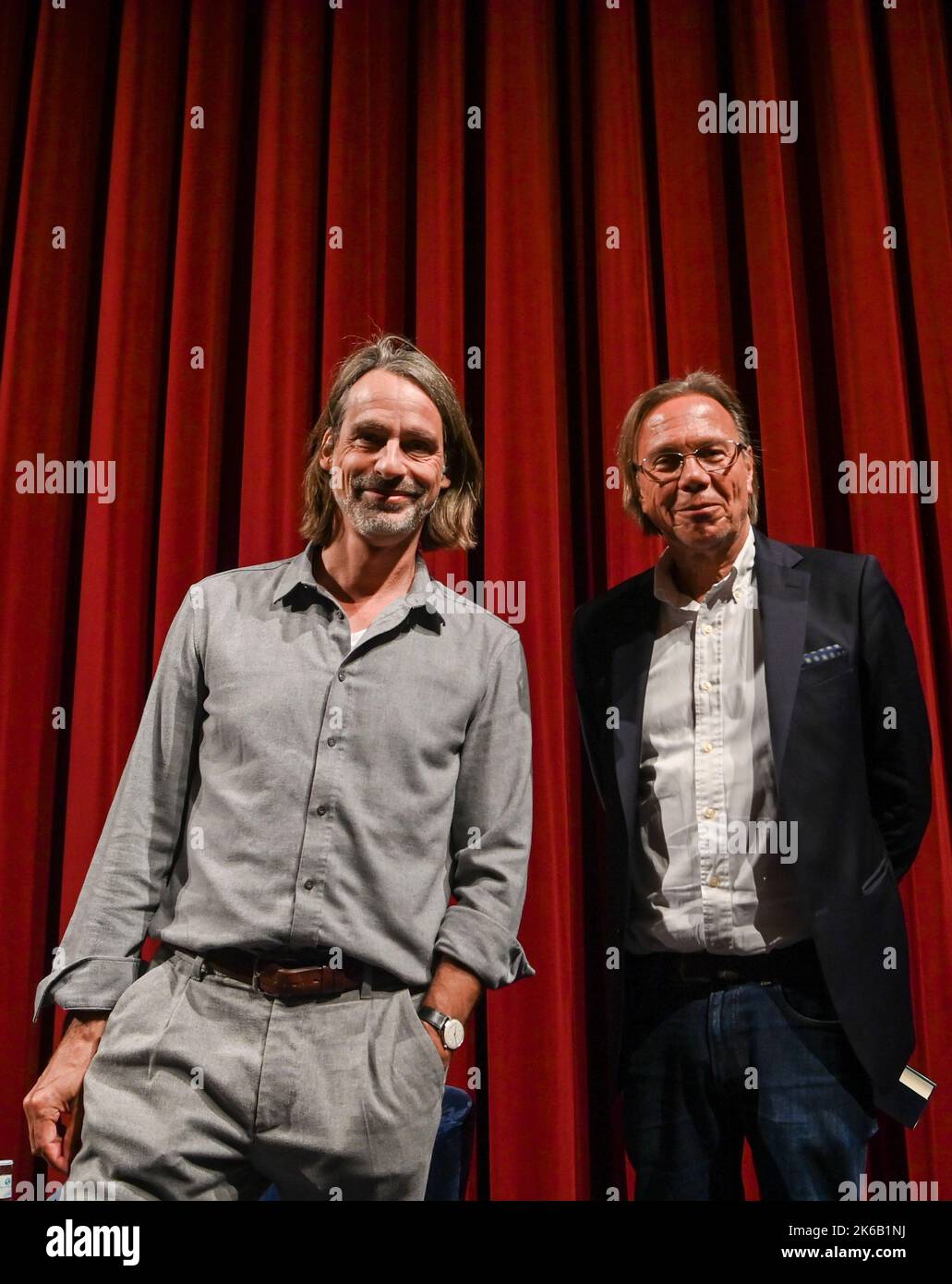 Berlin, Deutschland. 12. Oktober 2022. Die Autoren Richard David Precht (l.) und Harald Welzer kommen zur Buchpremiere „The Fourth Estate“ im Delphi Filmpalast. Das Buch wurde am 28.09.2022 veröffentlicht. Quelle: Jens Kalaene/dpa/Alamy Live News Stockfoto