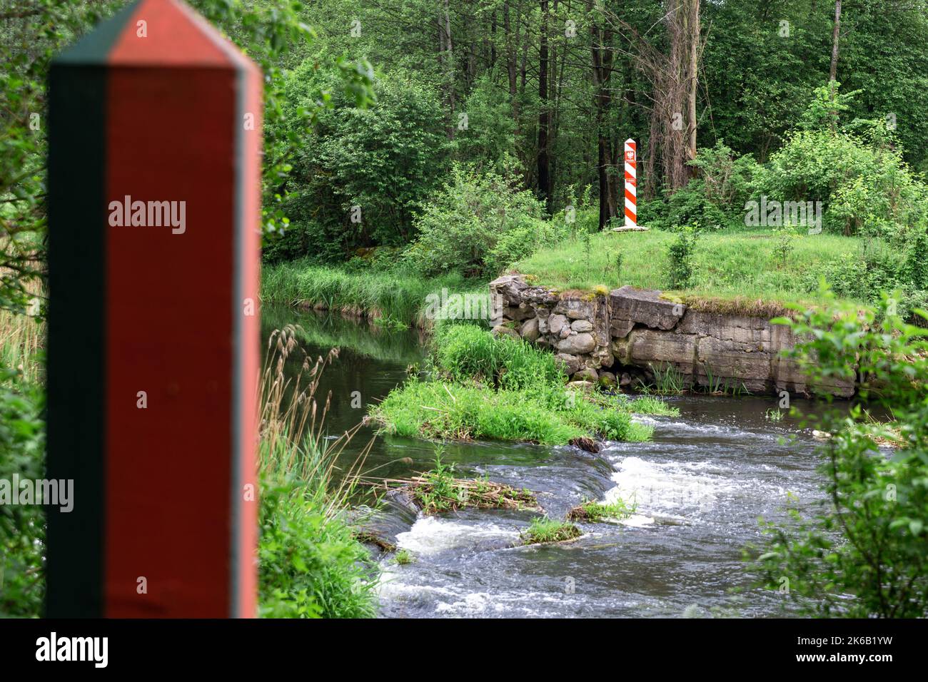 Grenzpole auf der Grenzlinie zwischen Polen und Weißrussland am Fluss Svisloch. Stockfoto