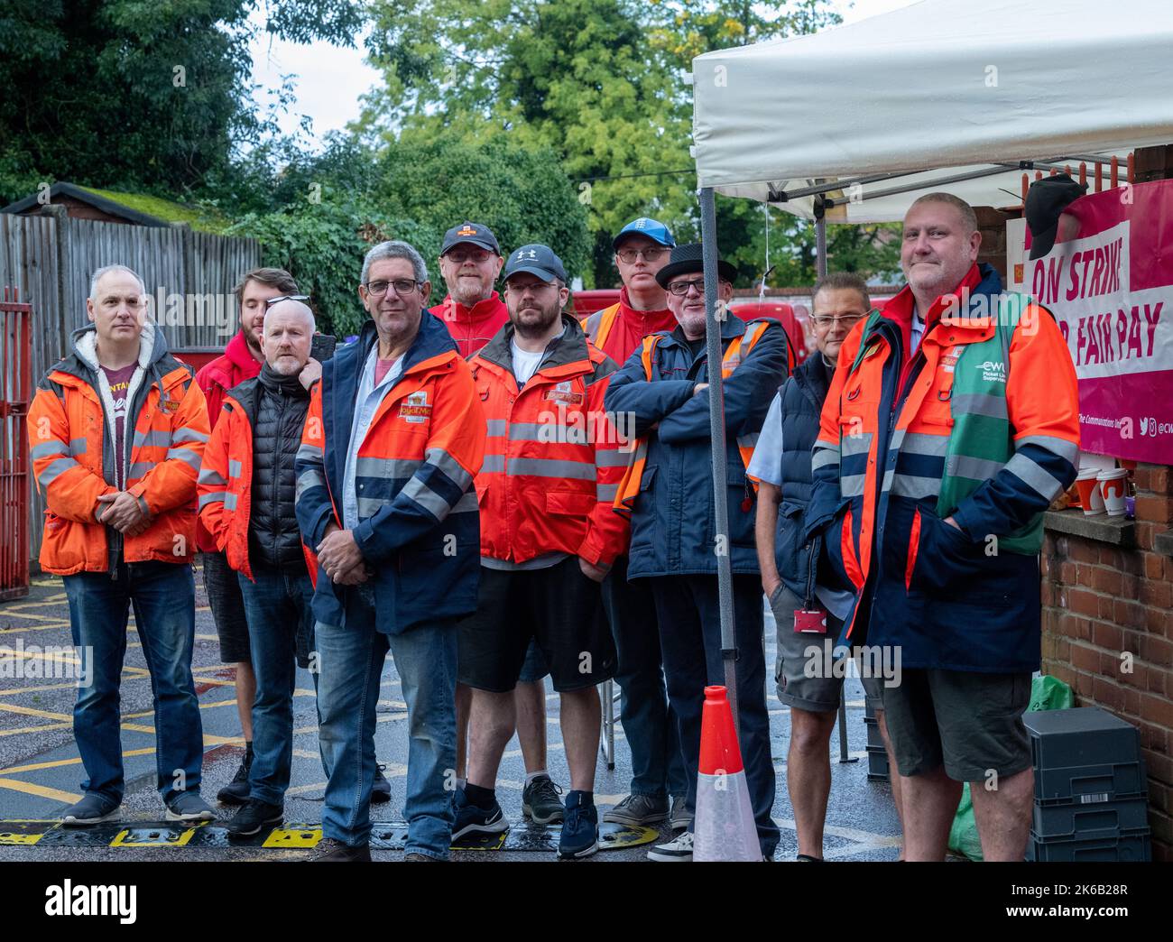 Brentwood, Großbritannien. 13. Oktober 2022. Streikende Postarbeiter streikend gegen das Sortierbüro in Brentwood Essex, als Teil ihres fortlaufenden Streits über Bezahlung und Lebenshaltungskosten.Kredit: Ian Davidson/Alamy Live News Stockfoto