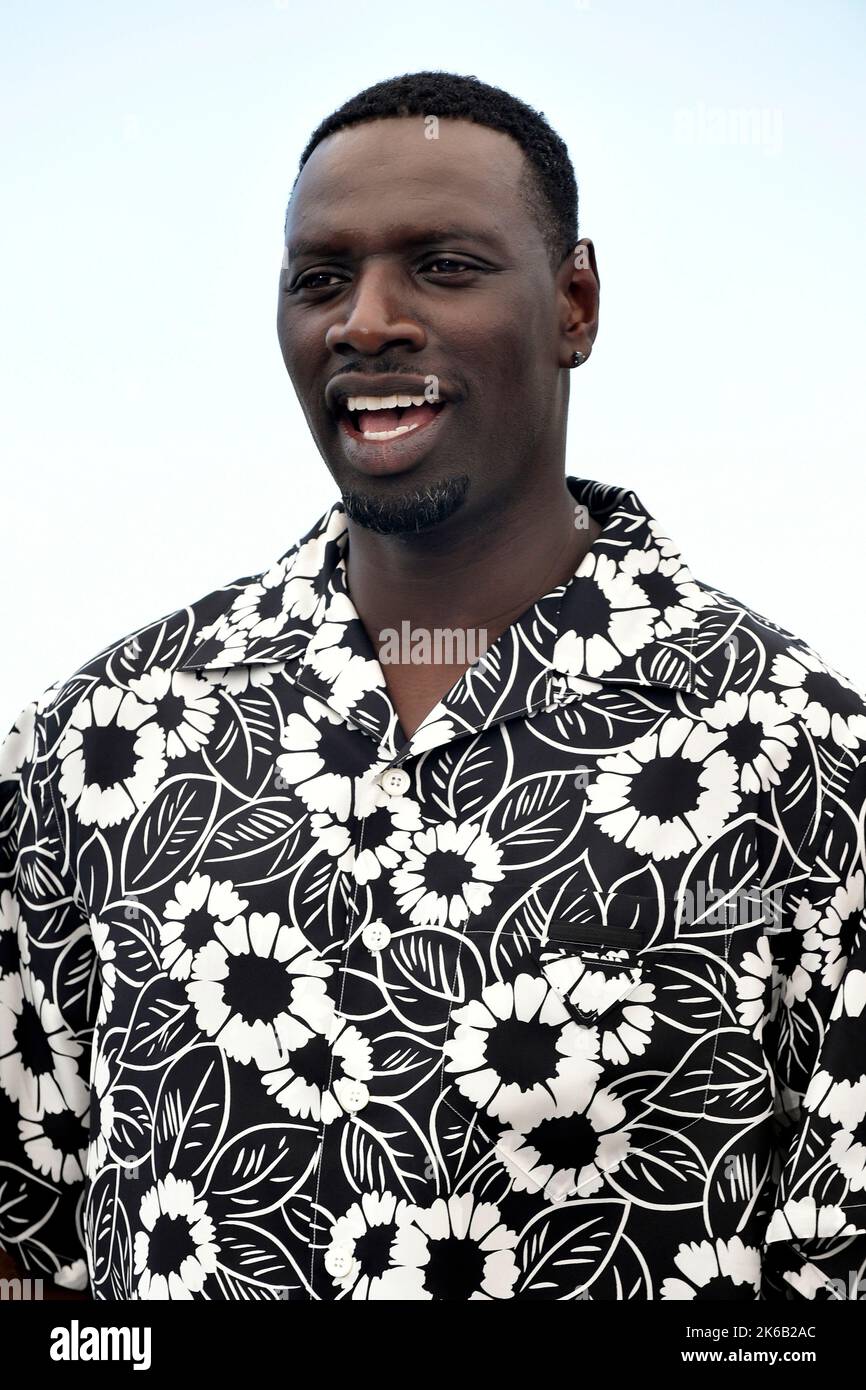 Schauspieler Omar Sy posiert während der Fotoaufnahme des Films „Vater und Soldat“ (französisch „Tirailleurs“) anlässlich der Filmfestspiele von Cannes im Mai Stockfoto