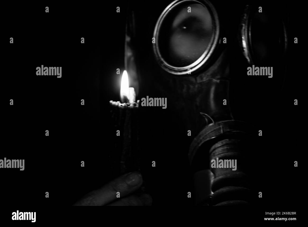 Soldat in einer sowjetischen Gasmaske im Dunkeln, Gasmaske, Gasangriff Stockfoto