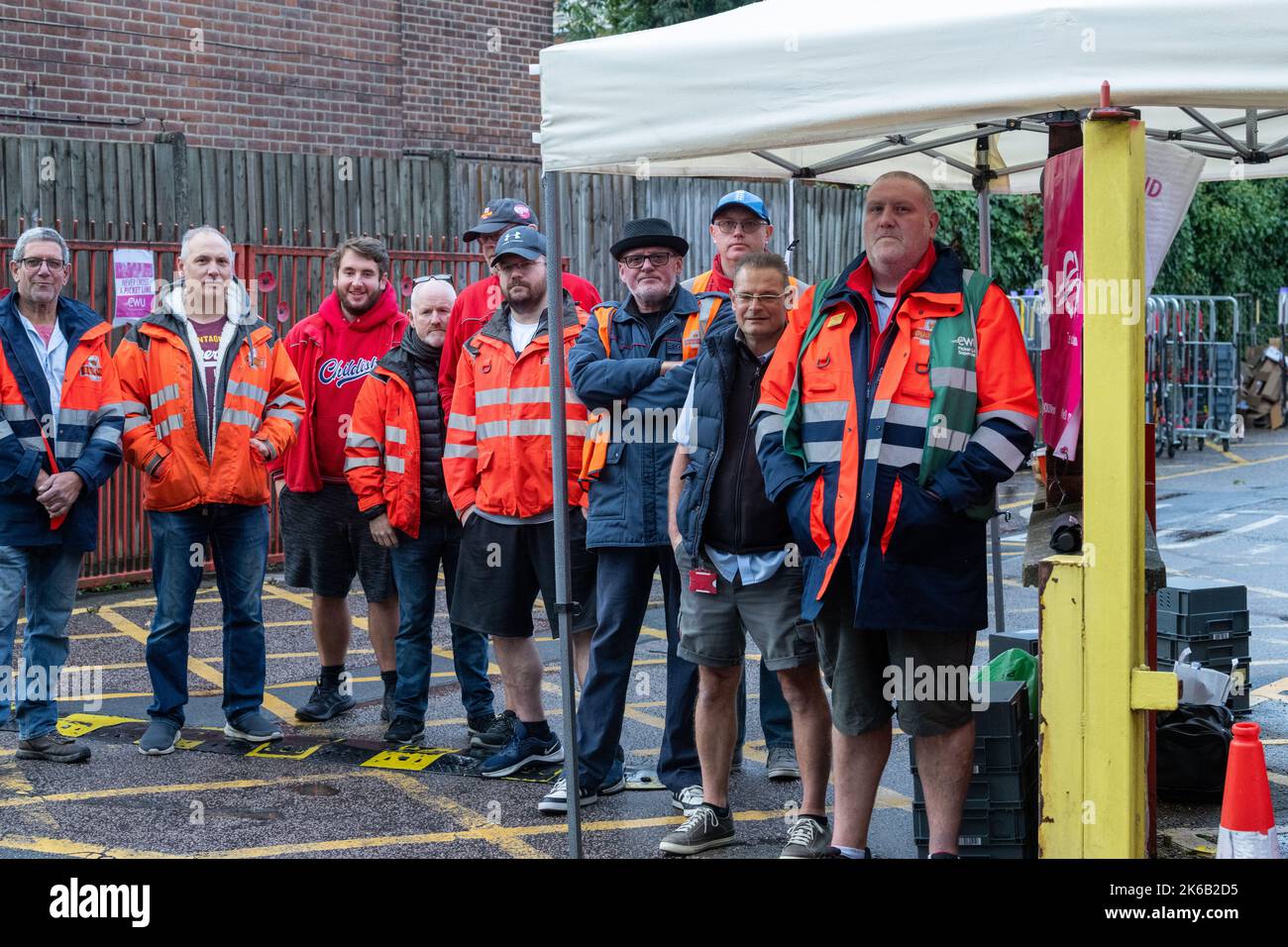 Brentwood, Großbritannien. 13. Oktober 2022. Streikende Postarbeiter streikend gegen das Sortierbüro in Brentwood Essex, als Teil ihres fortlaufenden Streits über Bezahlung und Lebenshaltungskosten.Kredit: Ian Davidson/Alamy Live News Stockfoto