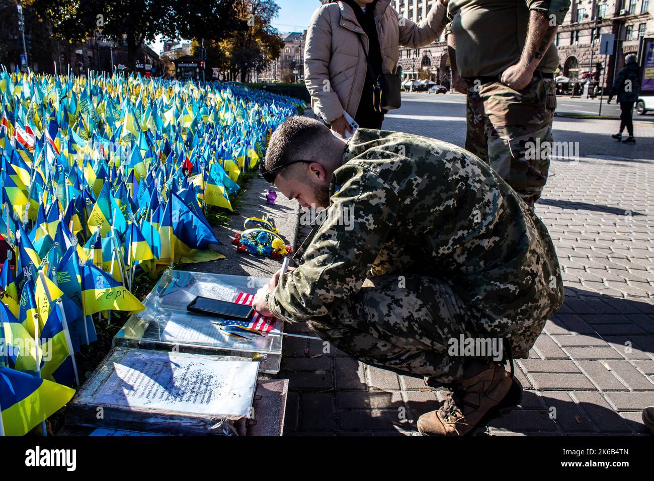 3 Soldaten der ausländischen Legion in der Ukraine, amerikanischer, kanadischer und belgischer Staatsangehöriger, ehren einen ihrer in Cherson im Einsatz Getöteten Stockfoto