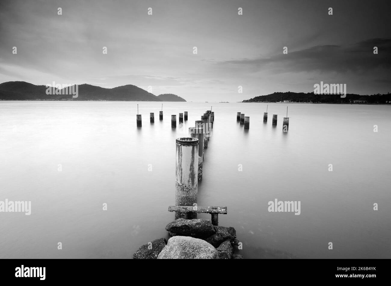 Schöner Sonnenuntergang mit Holzsteg am Marina Insel, Lumut Perak Malaysia. Natur-Komposition. Stockfoto