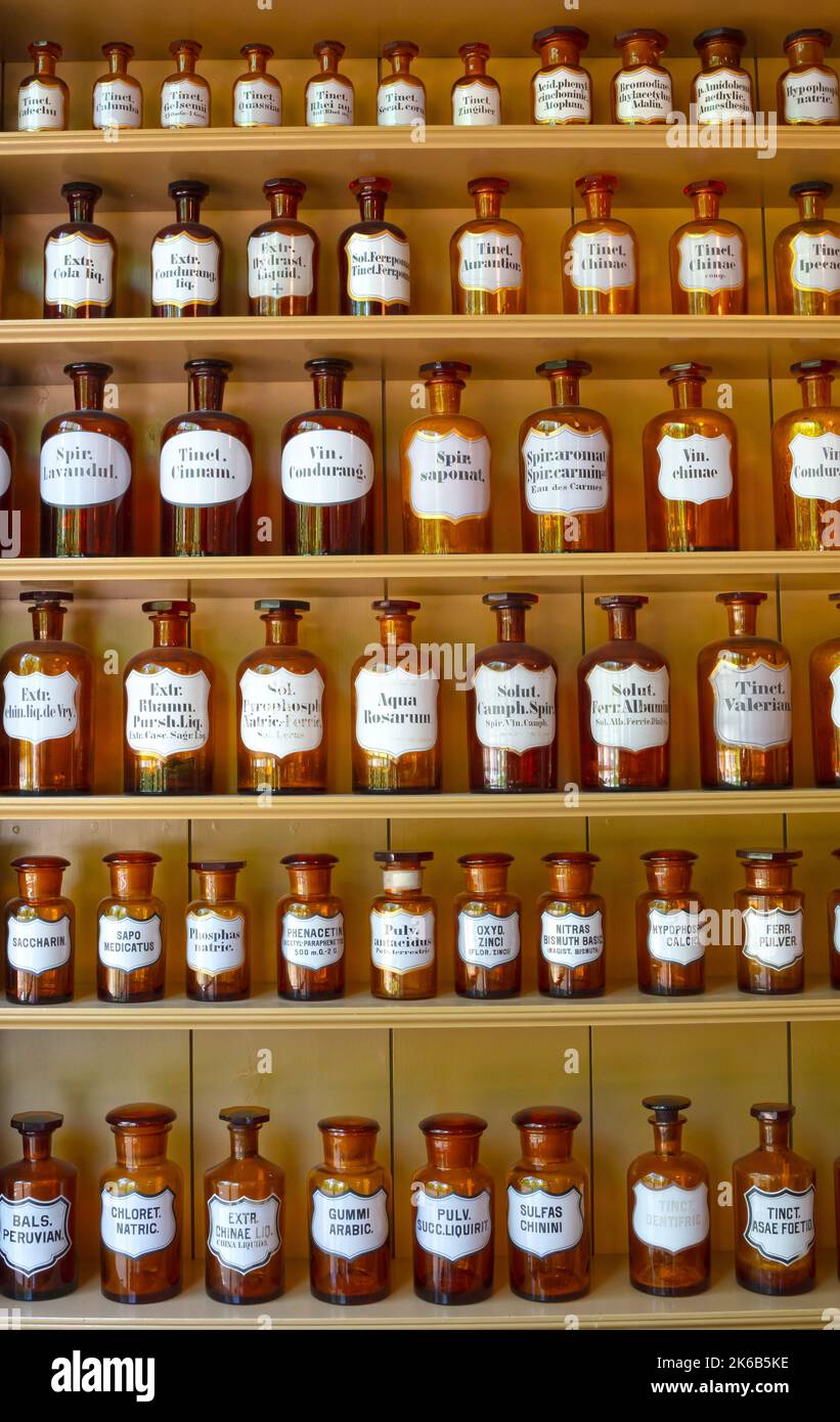 Enkhuizen, Niederlande - 7. August 2022: Flaschen alter Apotheker Stockfoto