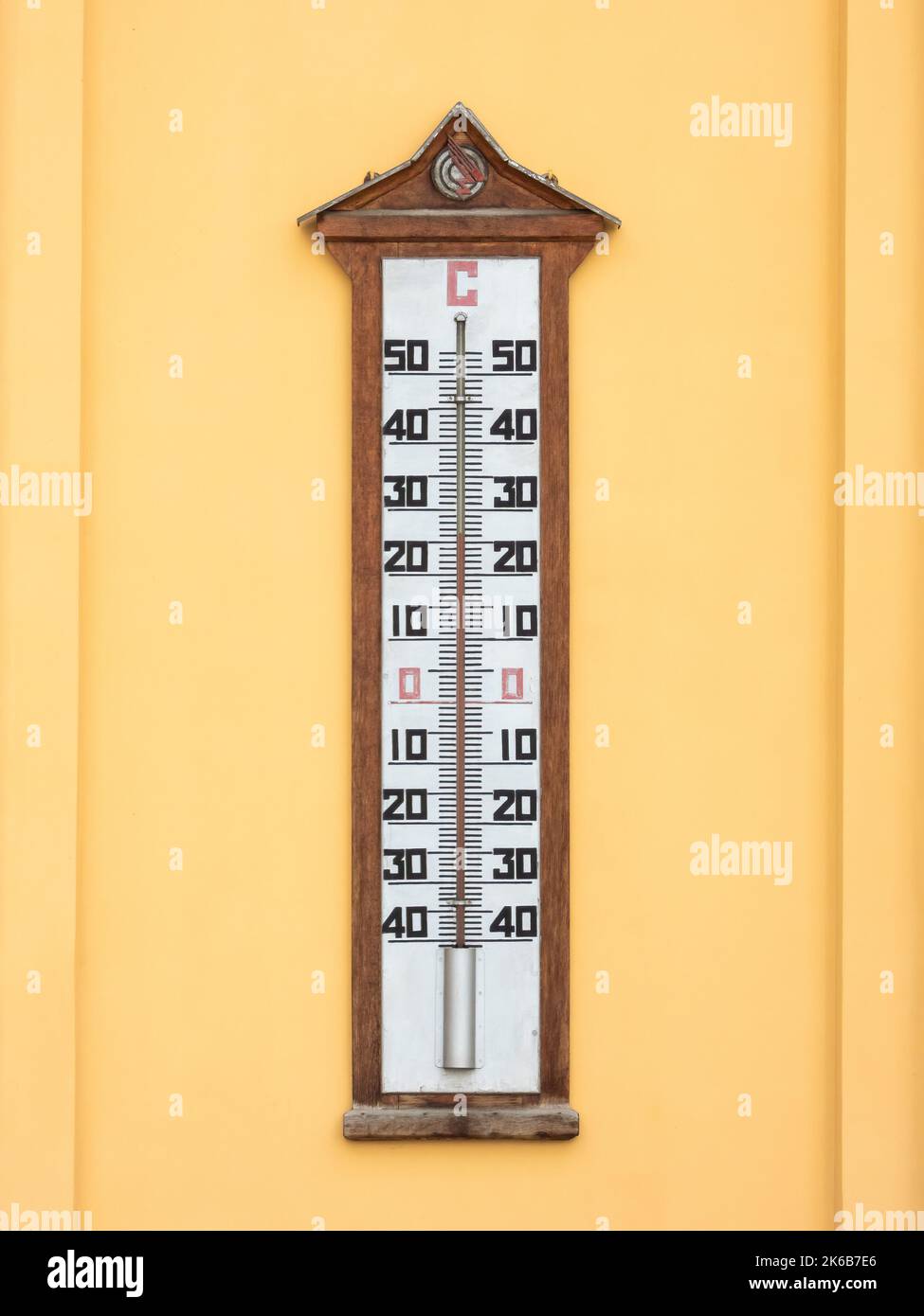 Moskau, Russland - 22. Mai 2019. Outdoor-Thermometer an der Fassade des Großen Kremlpalastes Stockfoto