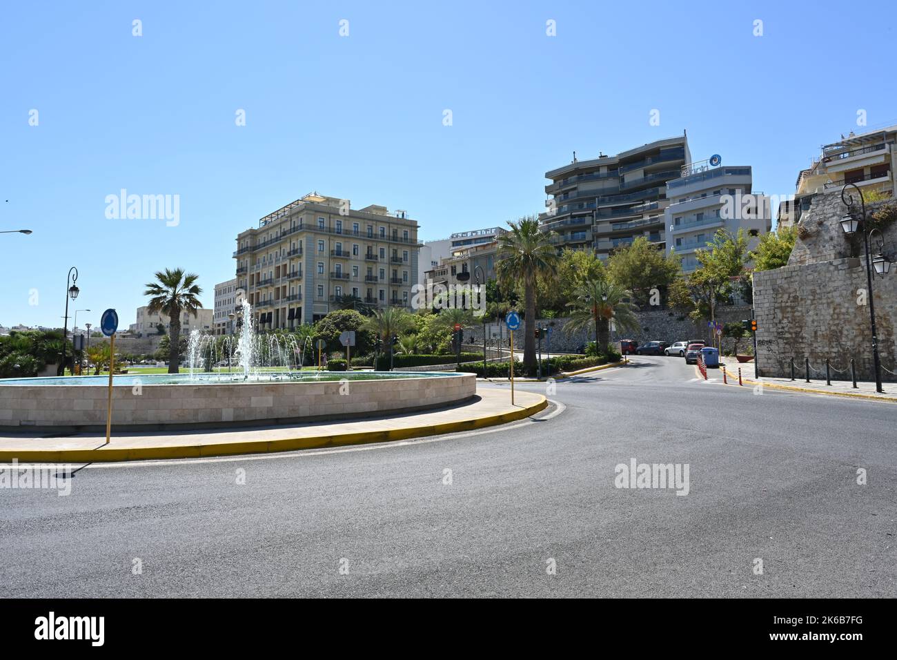 Kreisverkehr mit Verkehrsschildern in der Stadt Heraklion in Griechenland in der Nähe des Hafens. Stockfoto