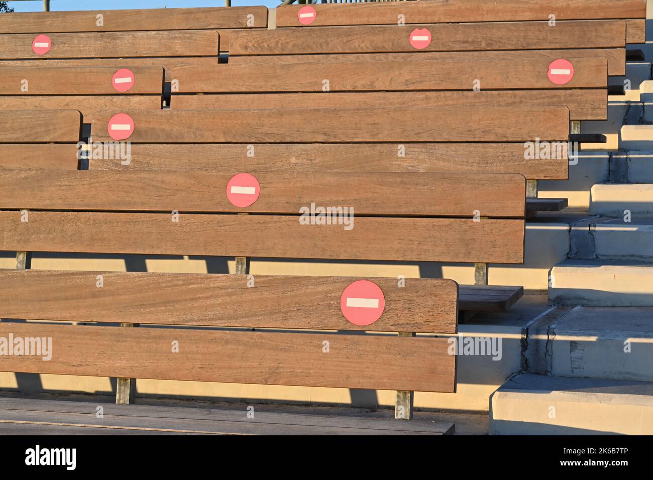 Reihen leerer Holzbänke in Kaskaden angeordnet. Stockfoto