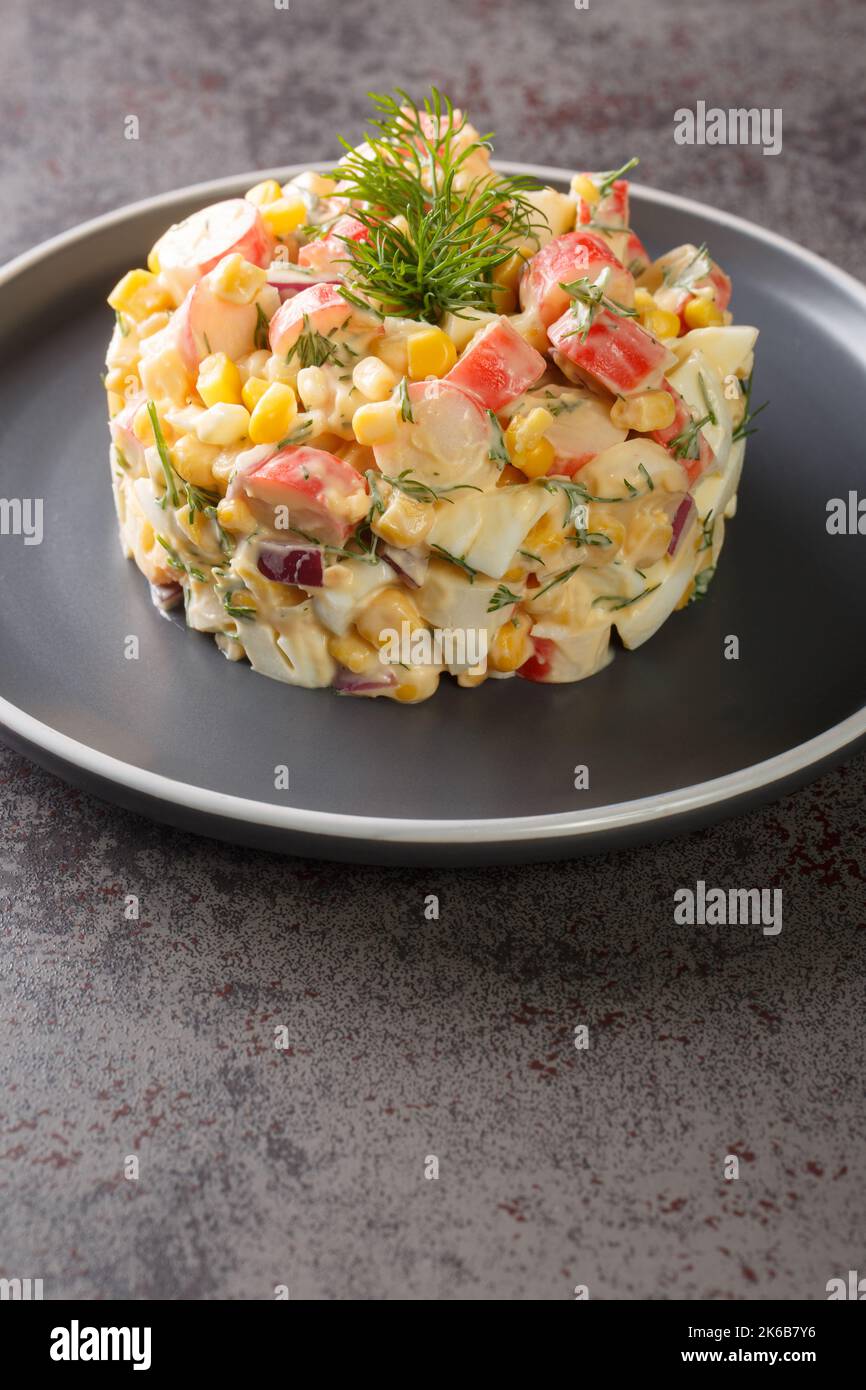 Einfacher Salat mit Krabbenstäbchen, Eiern, Zwiebeln und Mais