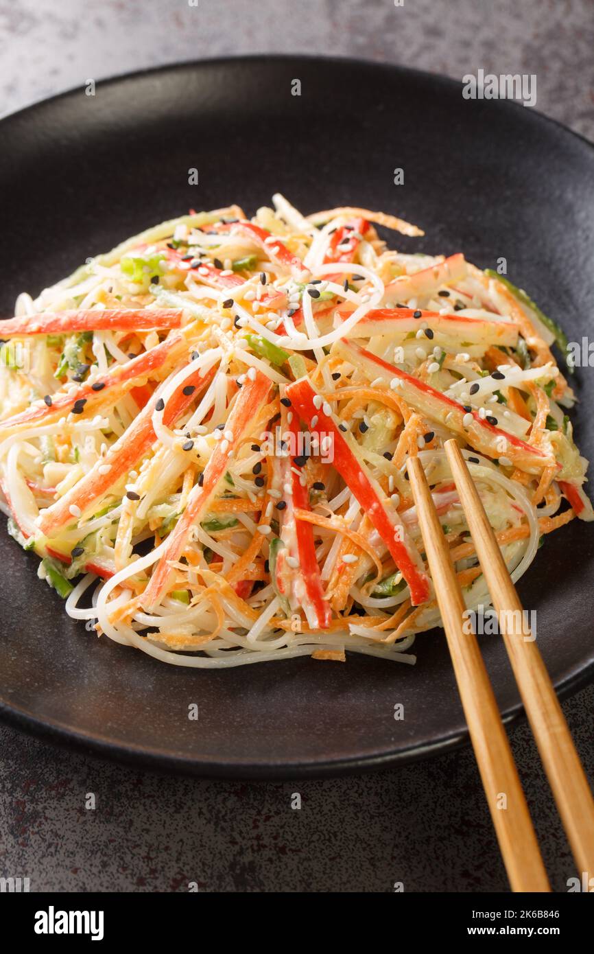 Japanischer Kani Salat ist eine beliebte Beilage mit knusprigem Gemüse ...