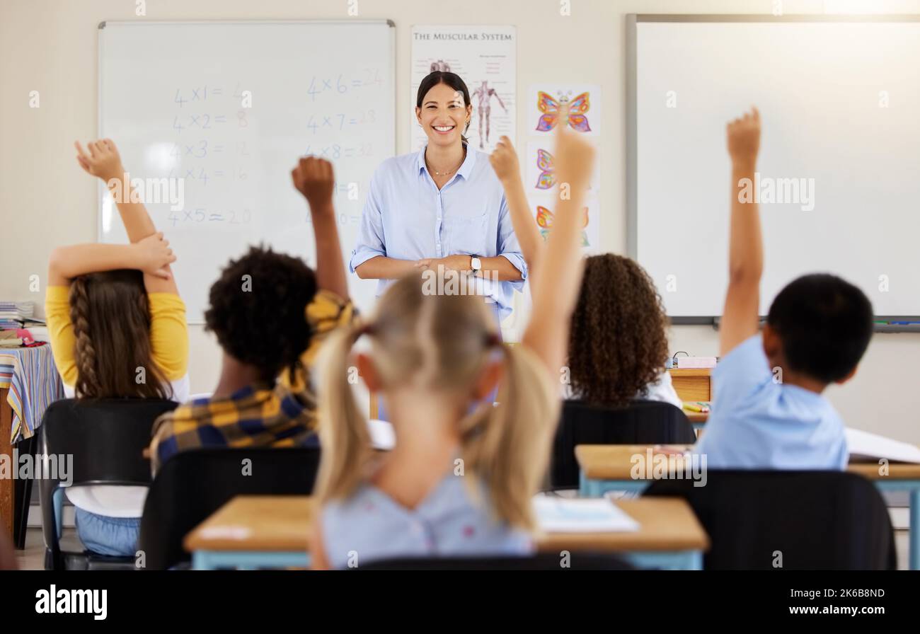 Eine junge Frau, die eine Klasse von Schulkindern unterrichtet. Stockfoto