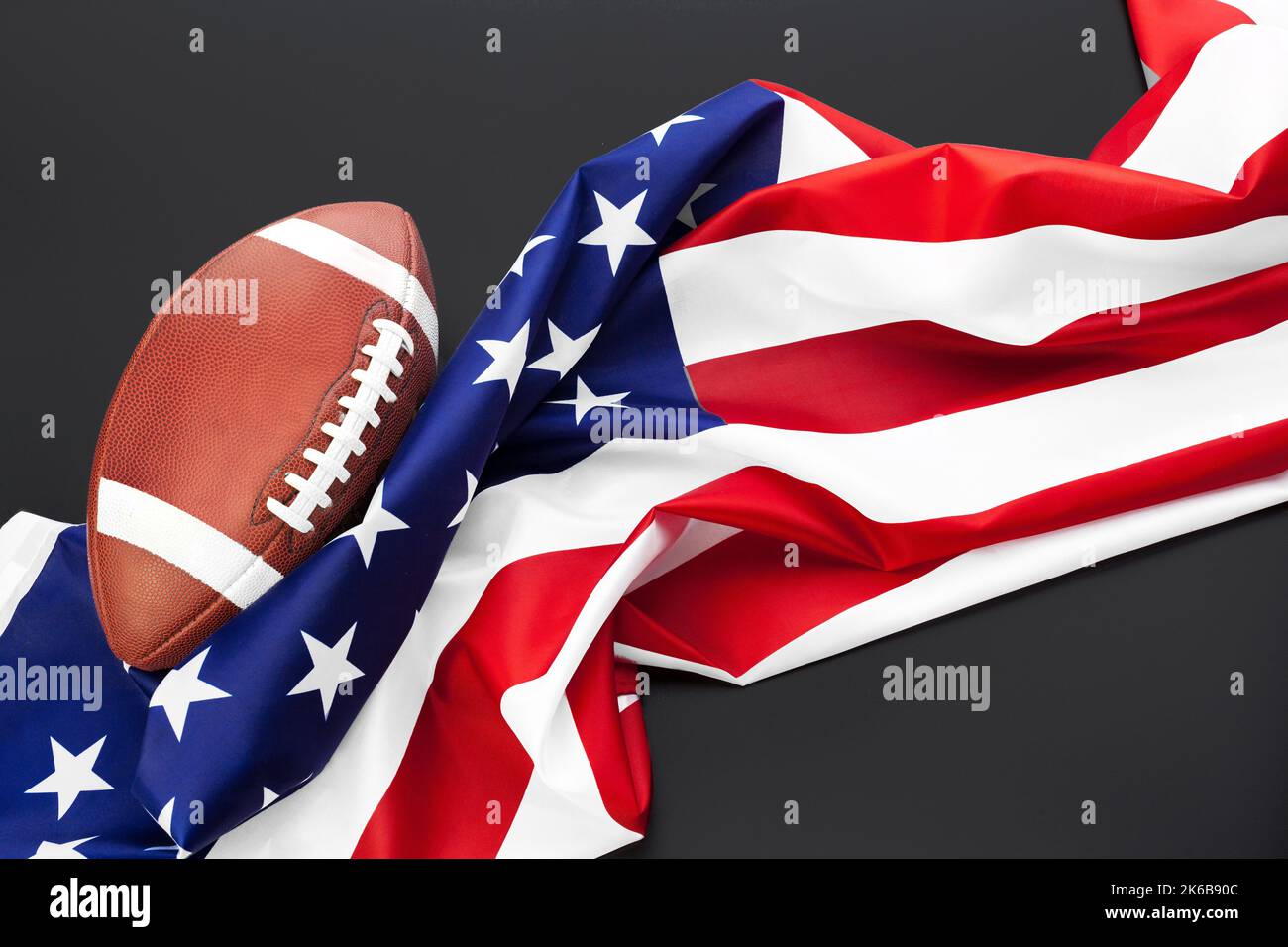 American Football Ball und american Flag auf dem Tisch aus nächster Nähe Stockfoto
