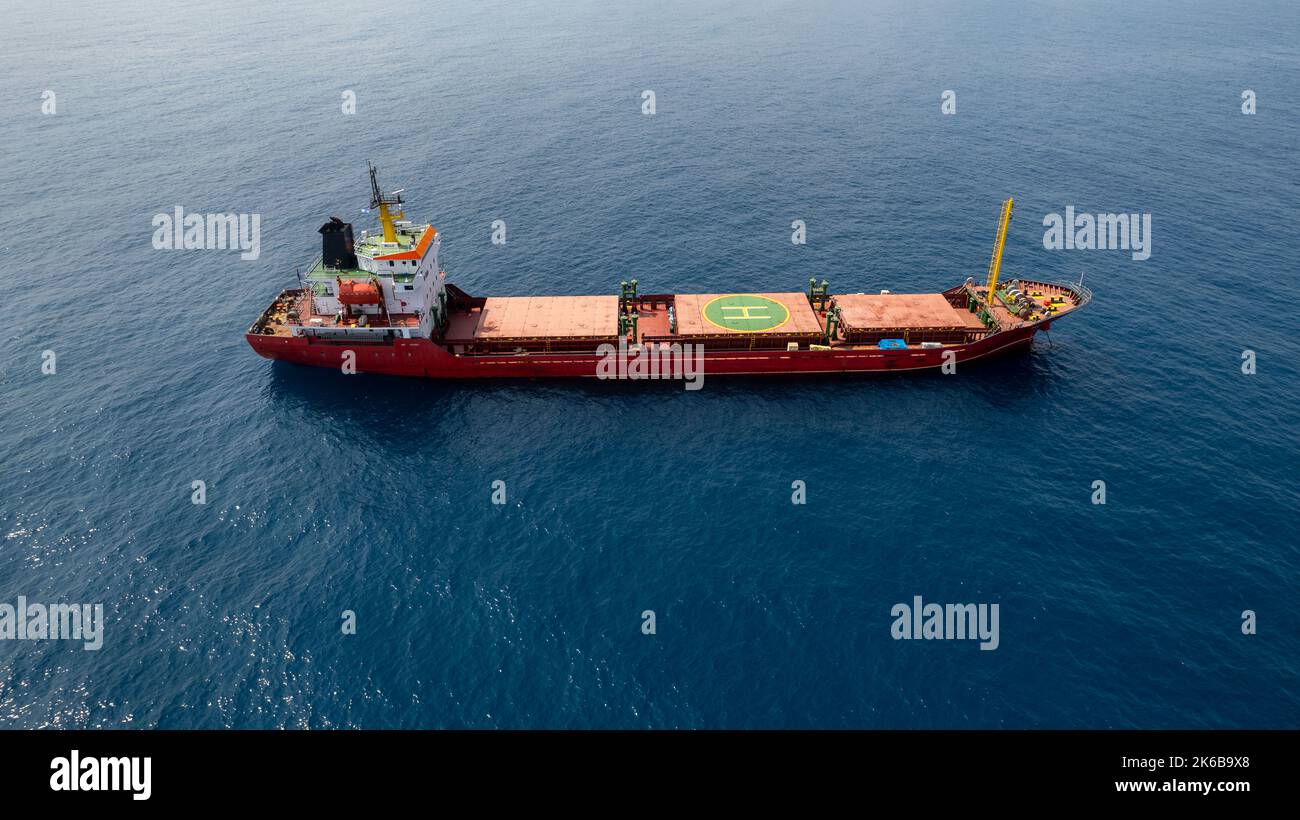 Großes Red Cargo Schiff auf See mit einem Helipad Stockfoto