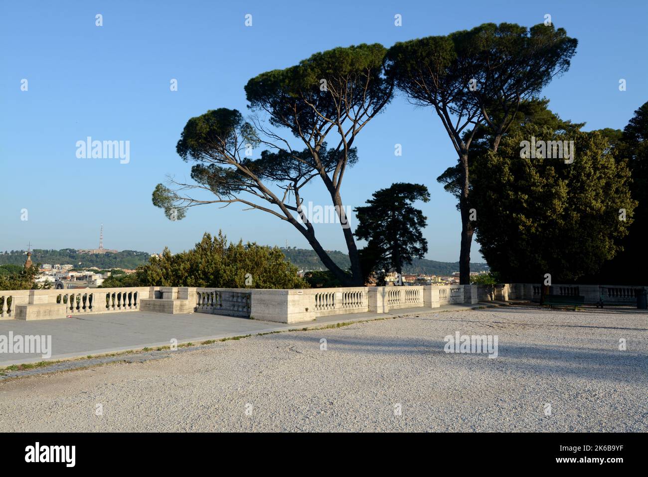 Die barocke Terrasse des Pincio, ein bekannter Aussichtspunkt der Villa Borghese mit ihren spektakulären Dachkiefern. Stockfoto