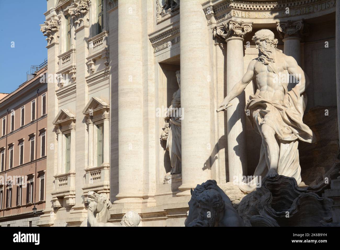 Der Trevi-Brunnen ist der größte und berühmteste Brunnen in Rom. Details der allegorischen Skulptur „Salubrity“ von Filippo Valle schöne Details Stockfoto