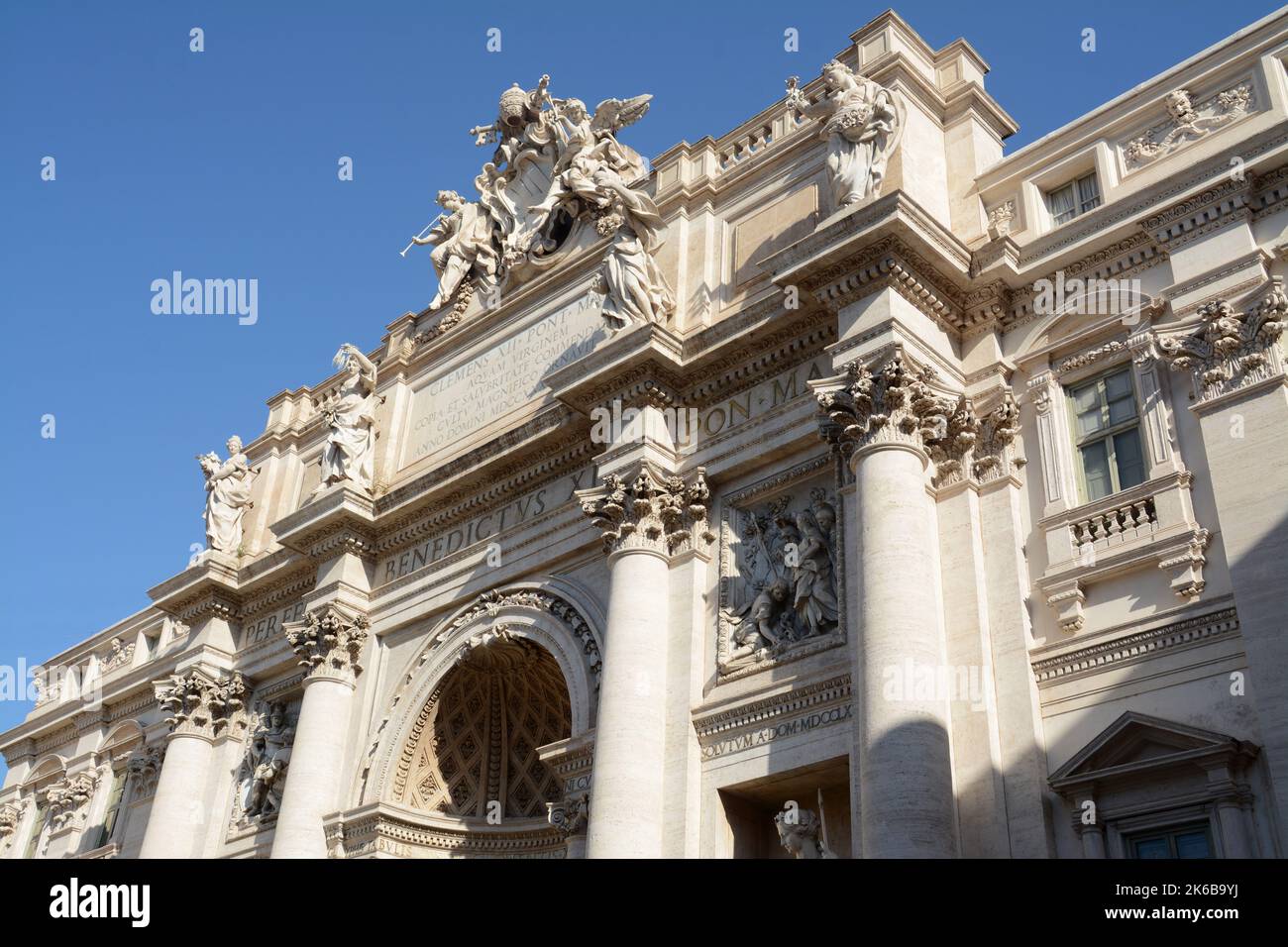 Der Trevi-Brunnen ist der größte und berühmteste Brunnen in Rom. Details der allegorischen Skulptur „Salubrity“ von Filippo Valle schöne Details Stockfoto