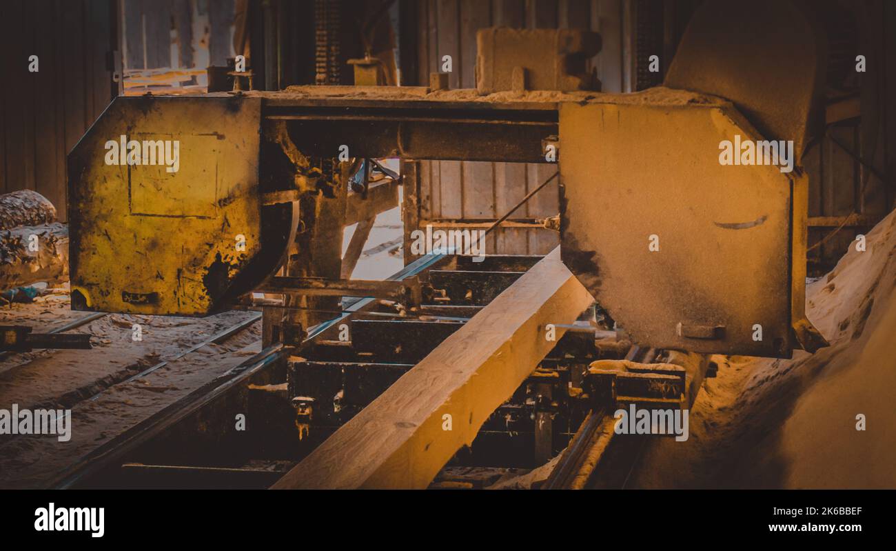 Sägewerk. Prozess der Bearbeitung von Protokollen in der Ausrüstung Sägewerk Maschine Sägen den Baumstamm auf den Brettern. Holz Sägemehl Arbeit Sägen Holz Holz Holzbearbeitung Stockfoto