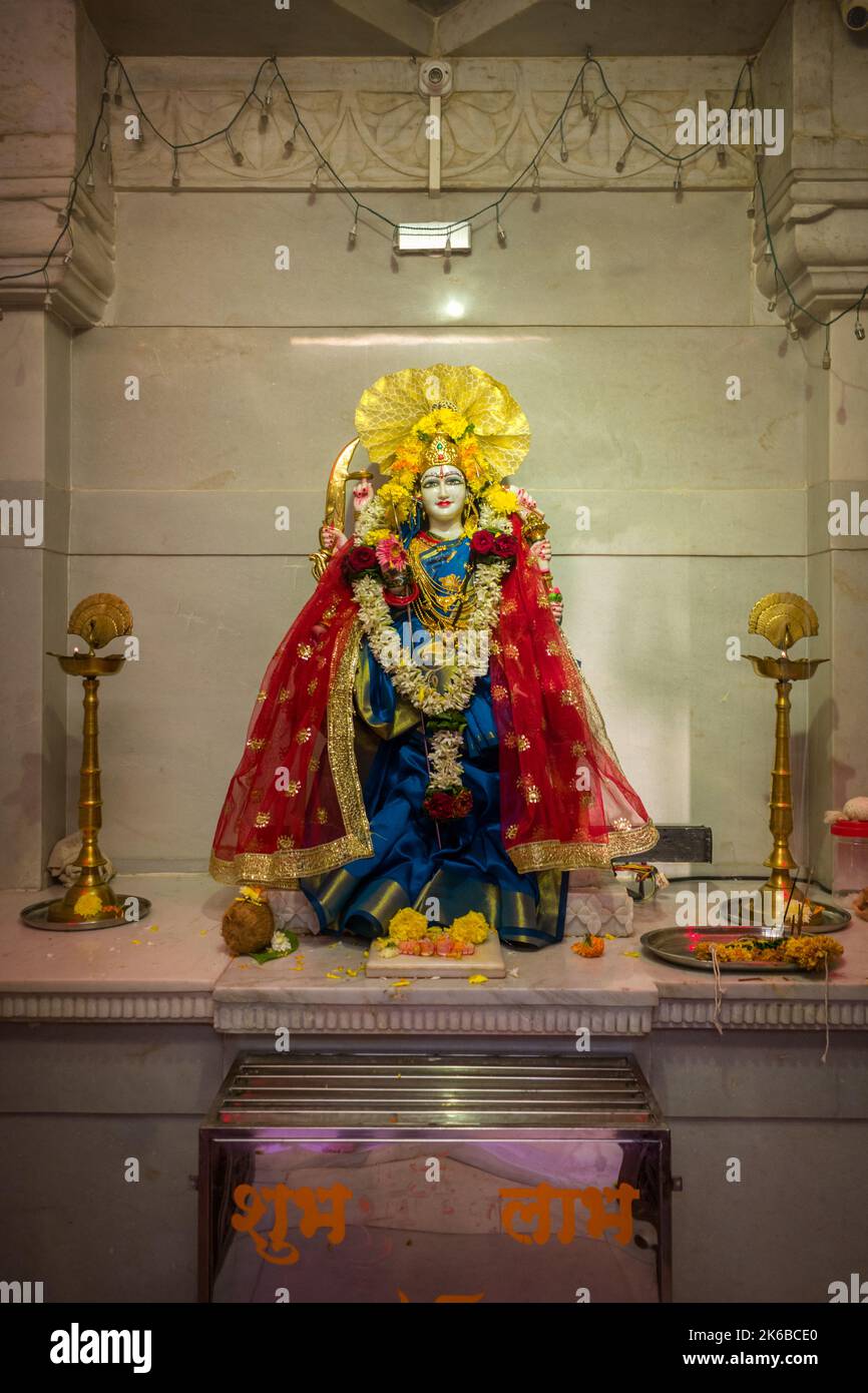Ein schönes Idol von Maa Durga, das an einem Tempel in Mumbai für das verheißungsvolle indische Festival von Navratri angebetet wird Stockfoto