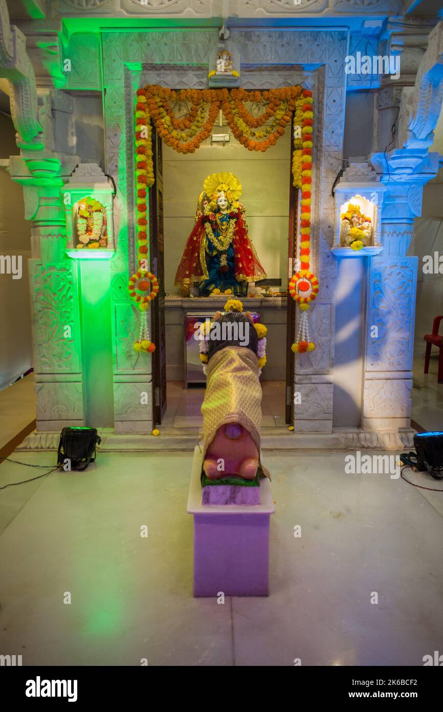 Ein schönes Idol von Maa Durga, das an einem Tempel in Mumbai für das verheißungsvolle indische Festival von Navratri angebetet wird Stockfoto