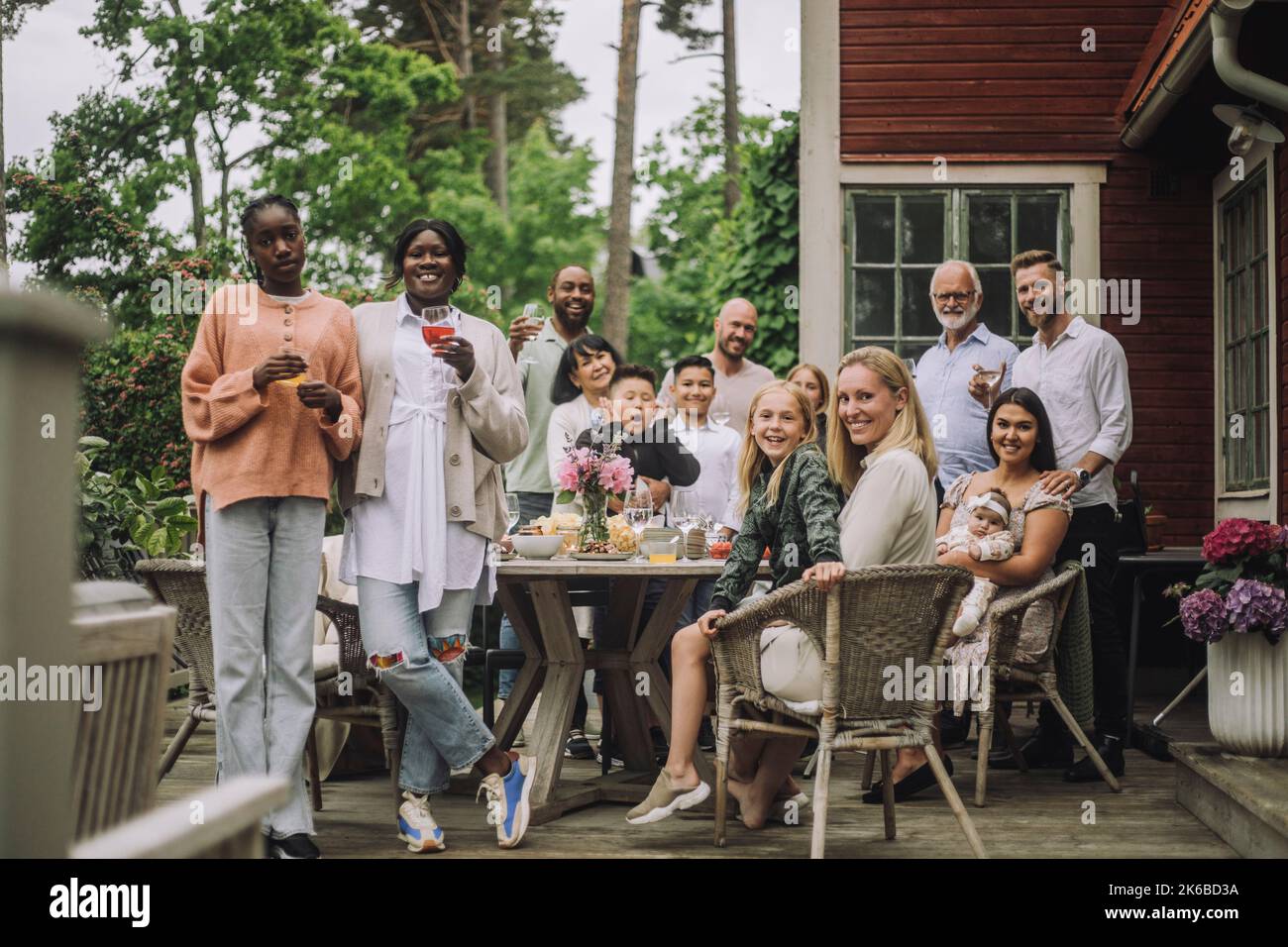 Porträt der Familie mehrerer Generationen während der Geburtstagsfeier auf der Veranda Stockfoto