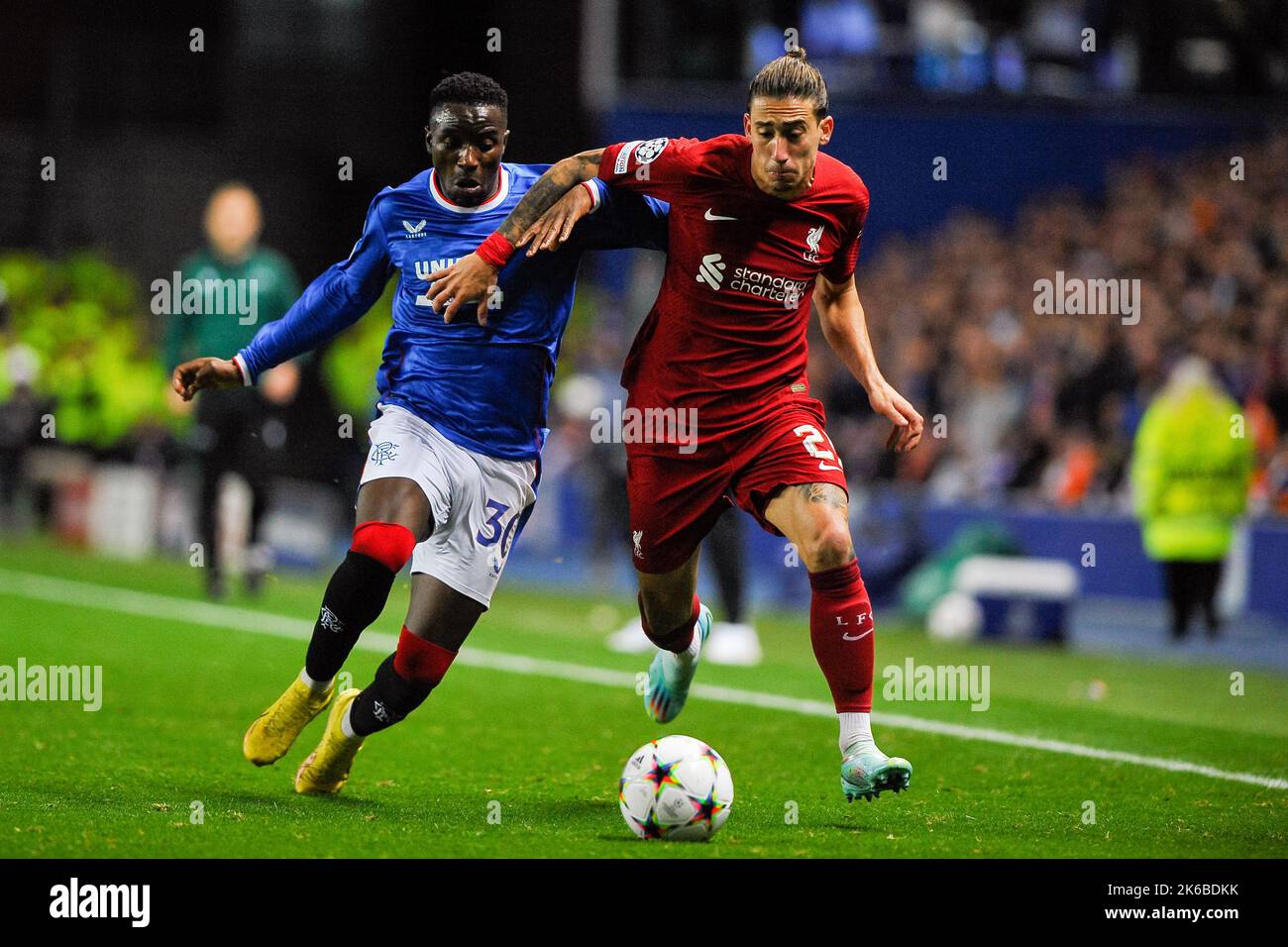 Glasgow, England . 12. Oktober 2022. Mode Sakala Jnr von Rangers und Darwin Nunez von Liverpool kämpfen während des Gruppenspiels der Herren Champions League zwischen Rangers & Liverpool im Ibrox Stadium, Glasgow (Karl W Newton/SPP) Credit: SPP Sport Press Photo. /Alamy Live News Stockfoto