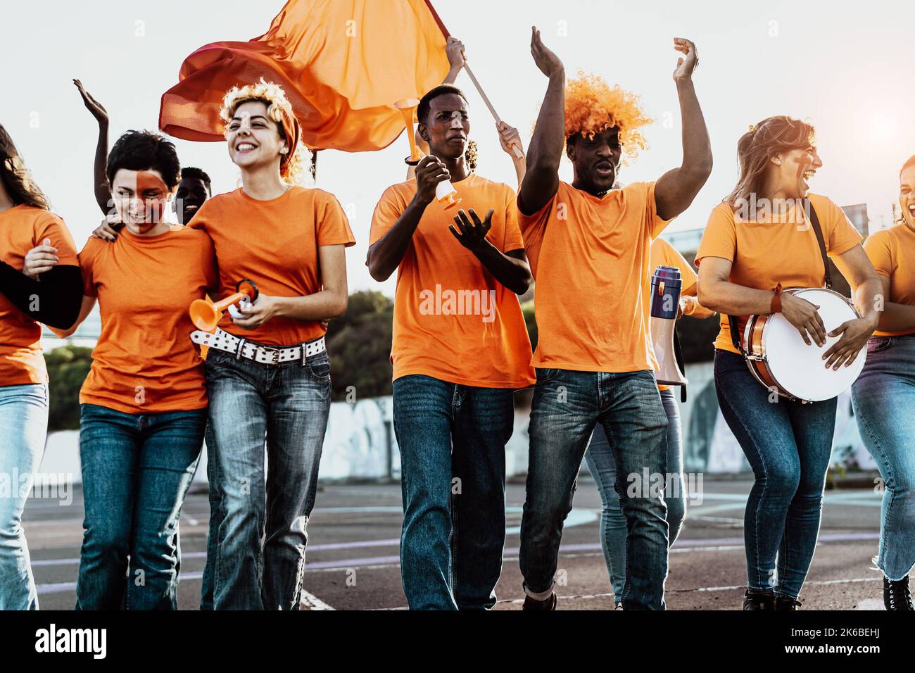 Eine Gruppe von Fußballfans, die zum Stadion laufen, um Fußballspiele zu sehen - Sport-Entertainment-Konzept Stockfoto